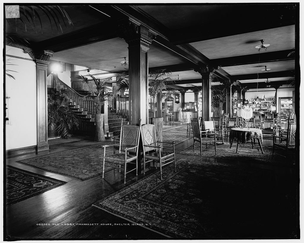 The lobby of the Manhansett House circa 1904.