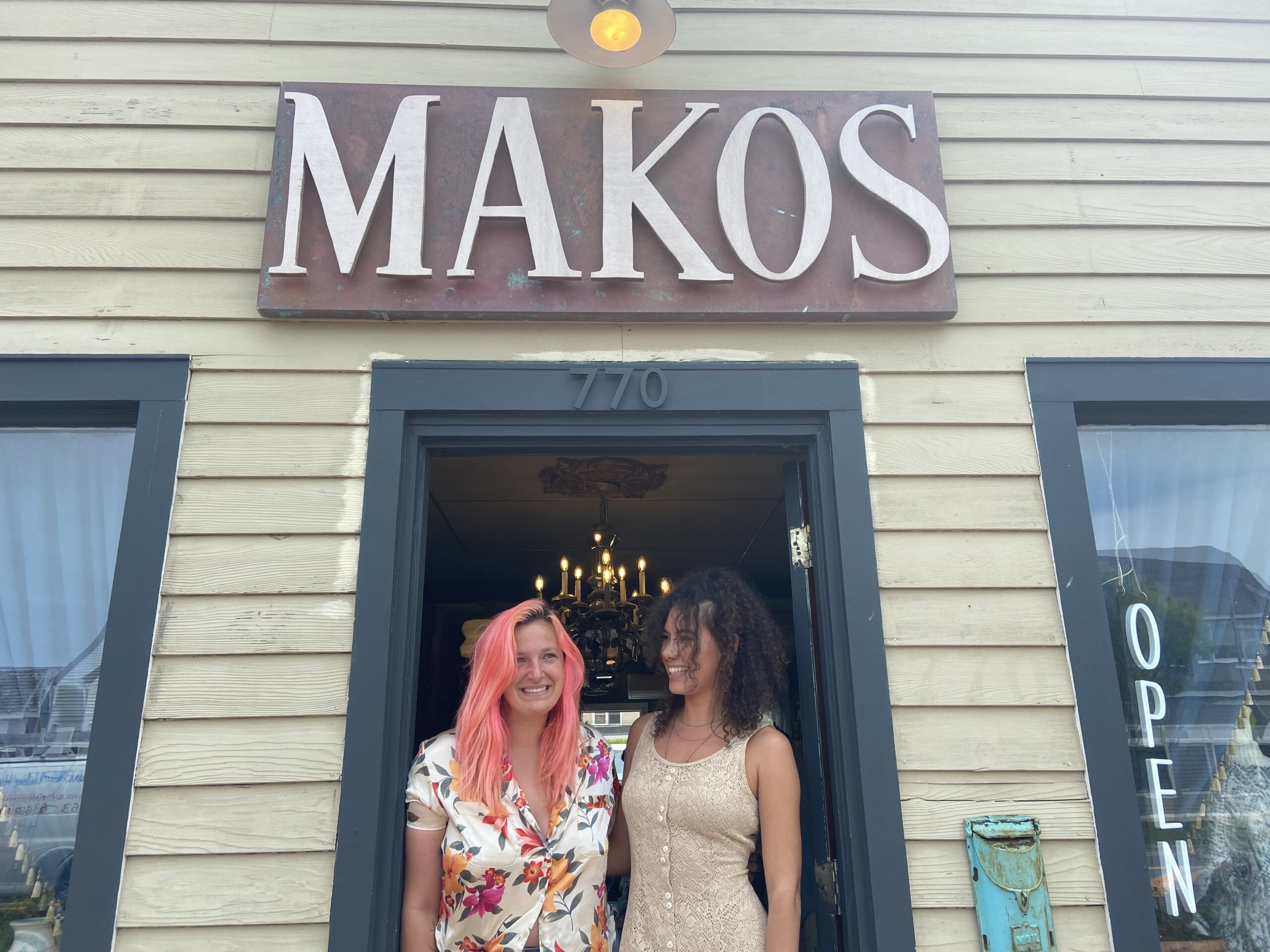 BY JULIA HEMING Owners of Makos Vintage and Thrift in Montauk, Jessica Bradley and Jillian Rennar, at their store.