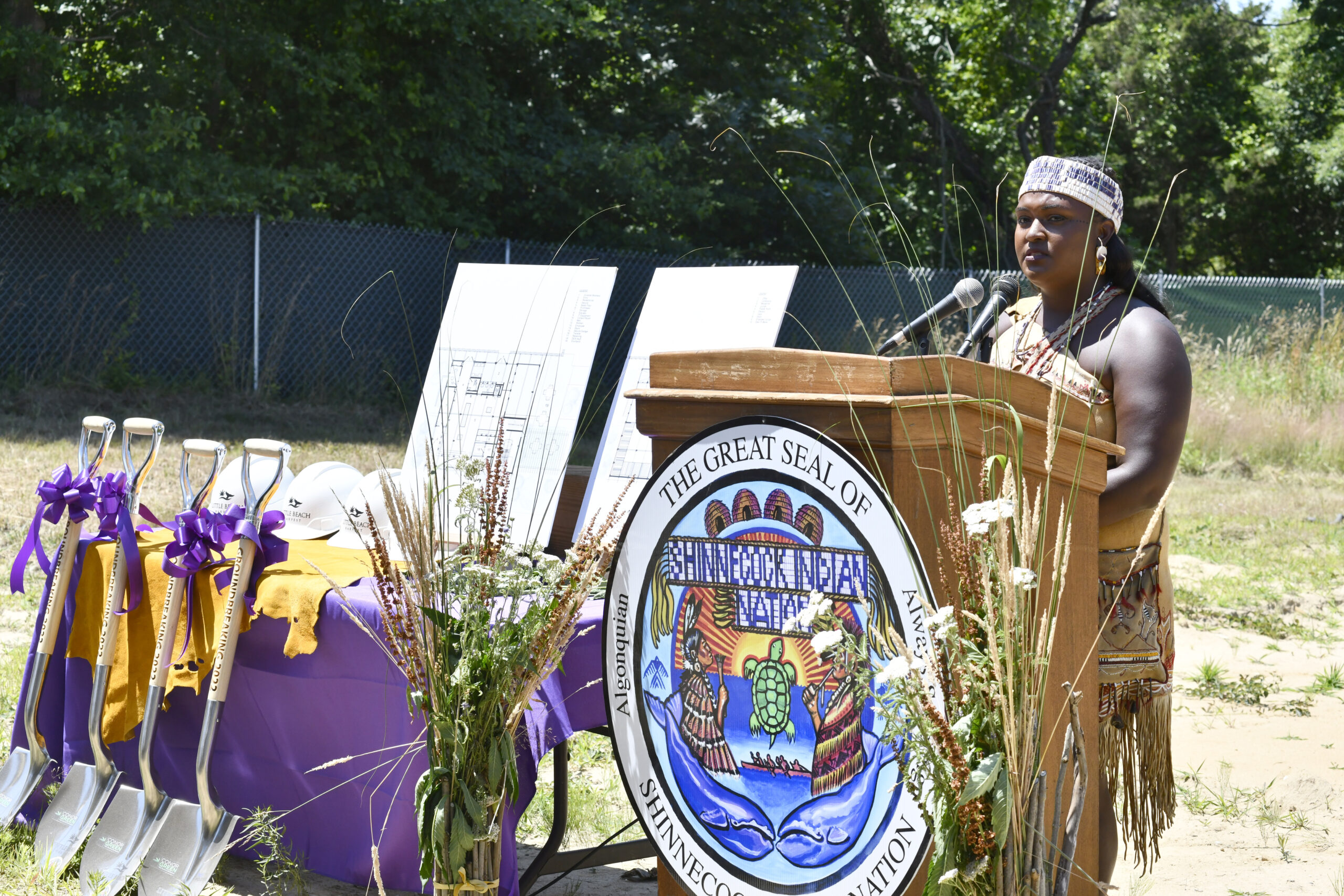 Chenae Bullock welcomes the crowd.  DANA SHAW