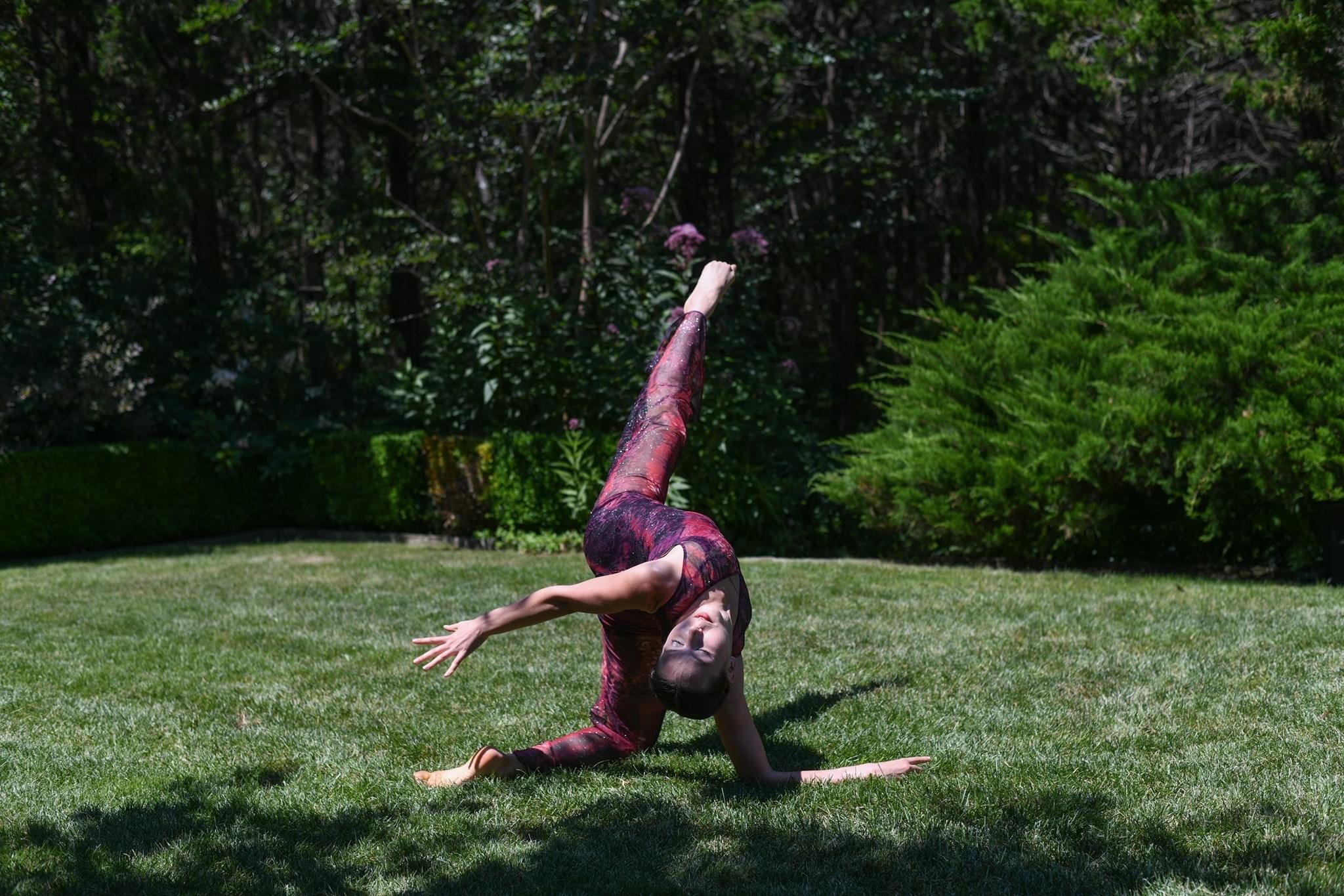 Amanda Selwyn Dance Theatre will present “Green Afternoon IX,” an excerpt from “Threads,” on August 6 at a private home in East Hampton. NIR ARIELA