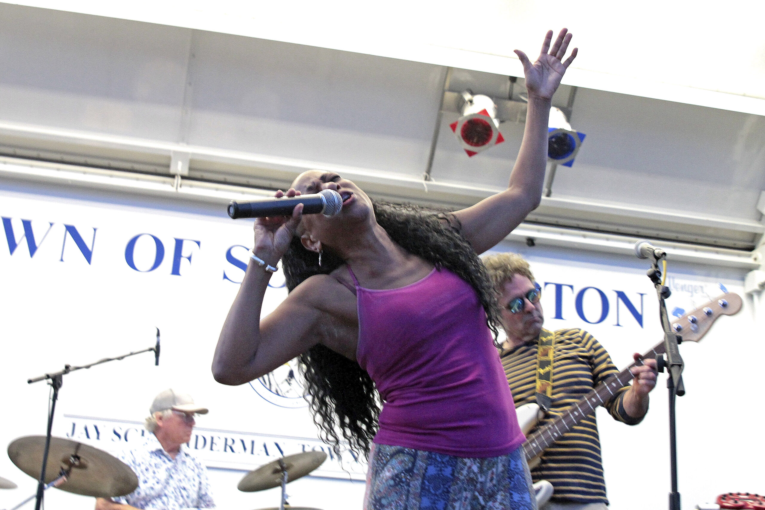 The HooDoo Loungers perform.