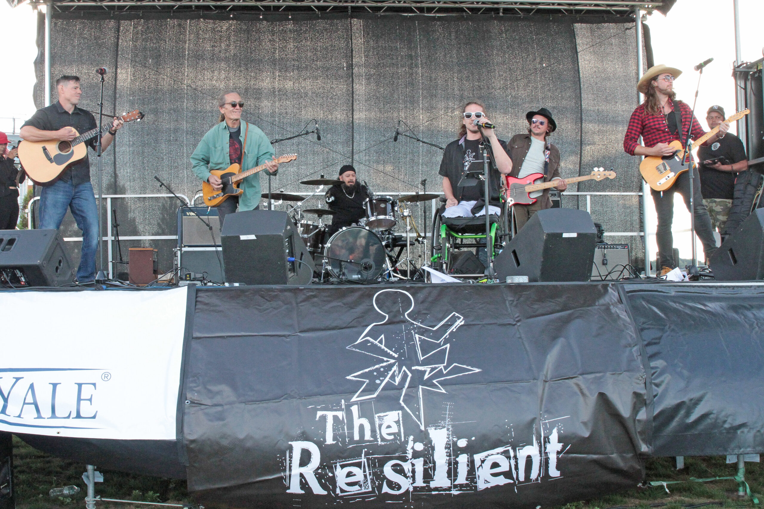 Guitarist G. E. Smith sits in with The Resilient on Saturday.