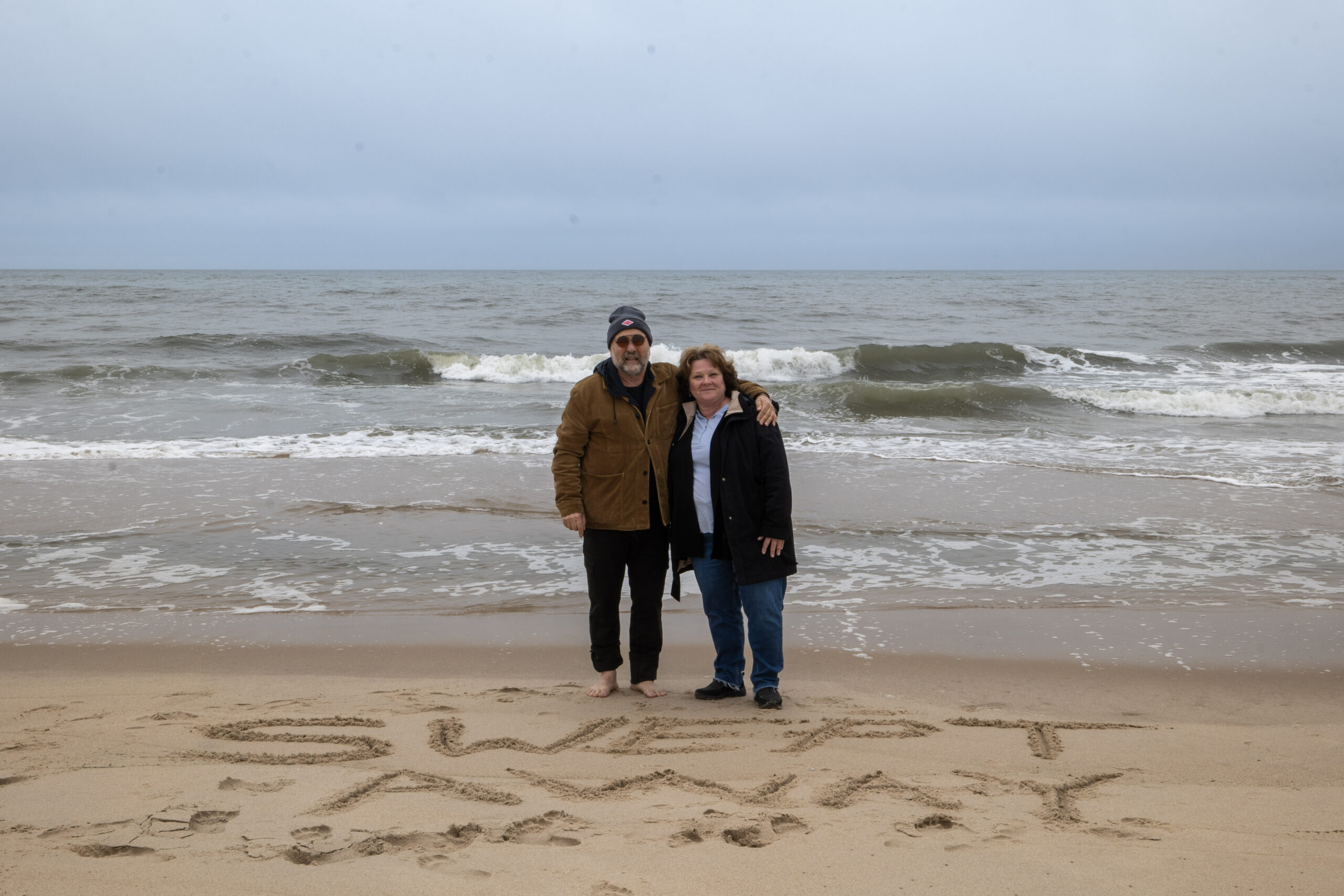 Warren Neidich and Christina Mossaides Strassfield at Main Beach. © JOE BRONDO FOR GUILD HALL