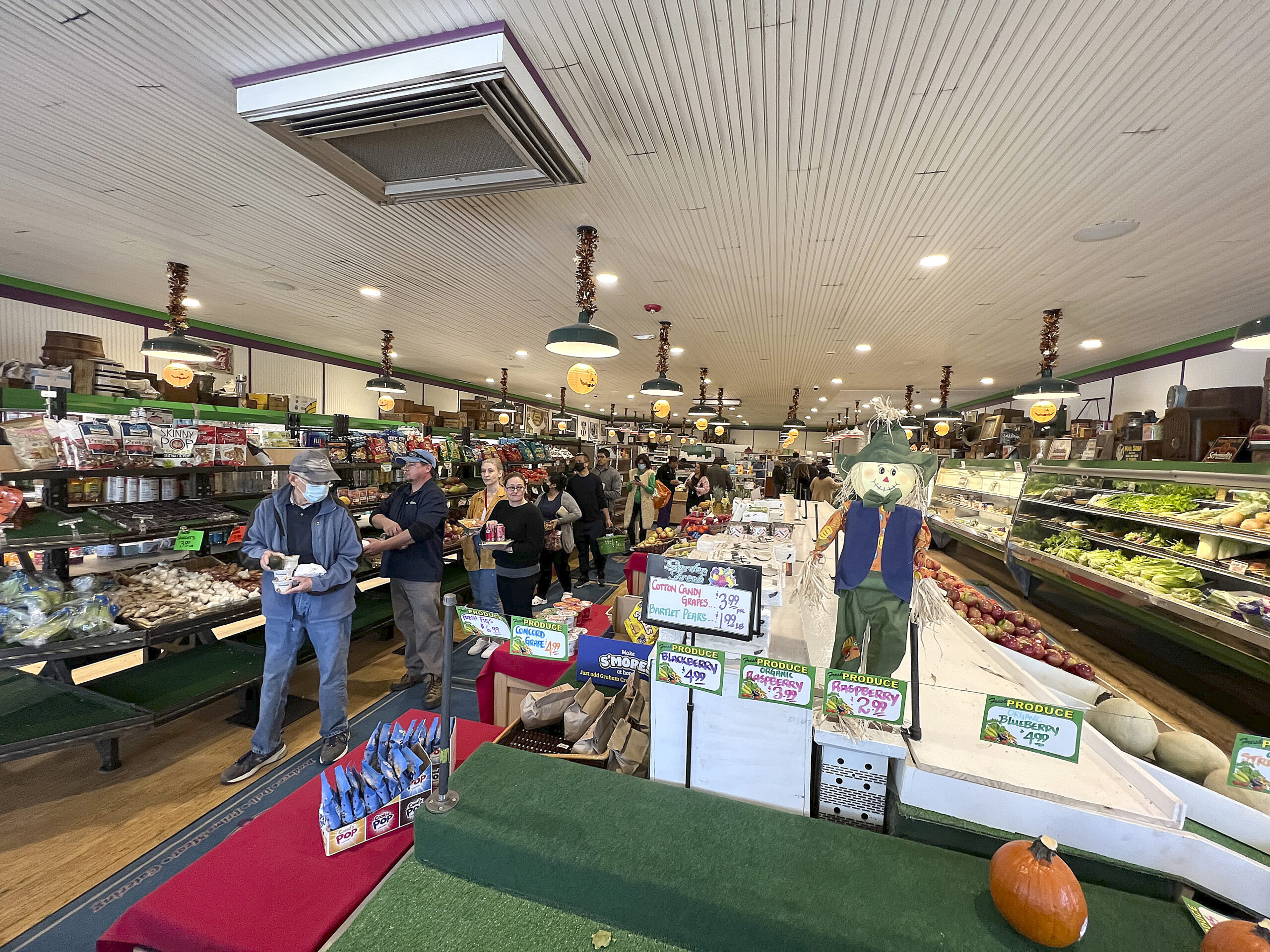 A steady stream of customers visited Schmidt's Market on Friday to say their goodbyes and pay their respects.   DANA SHAW