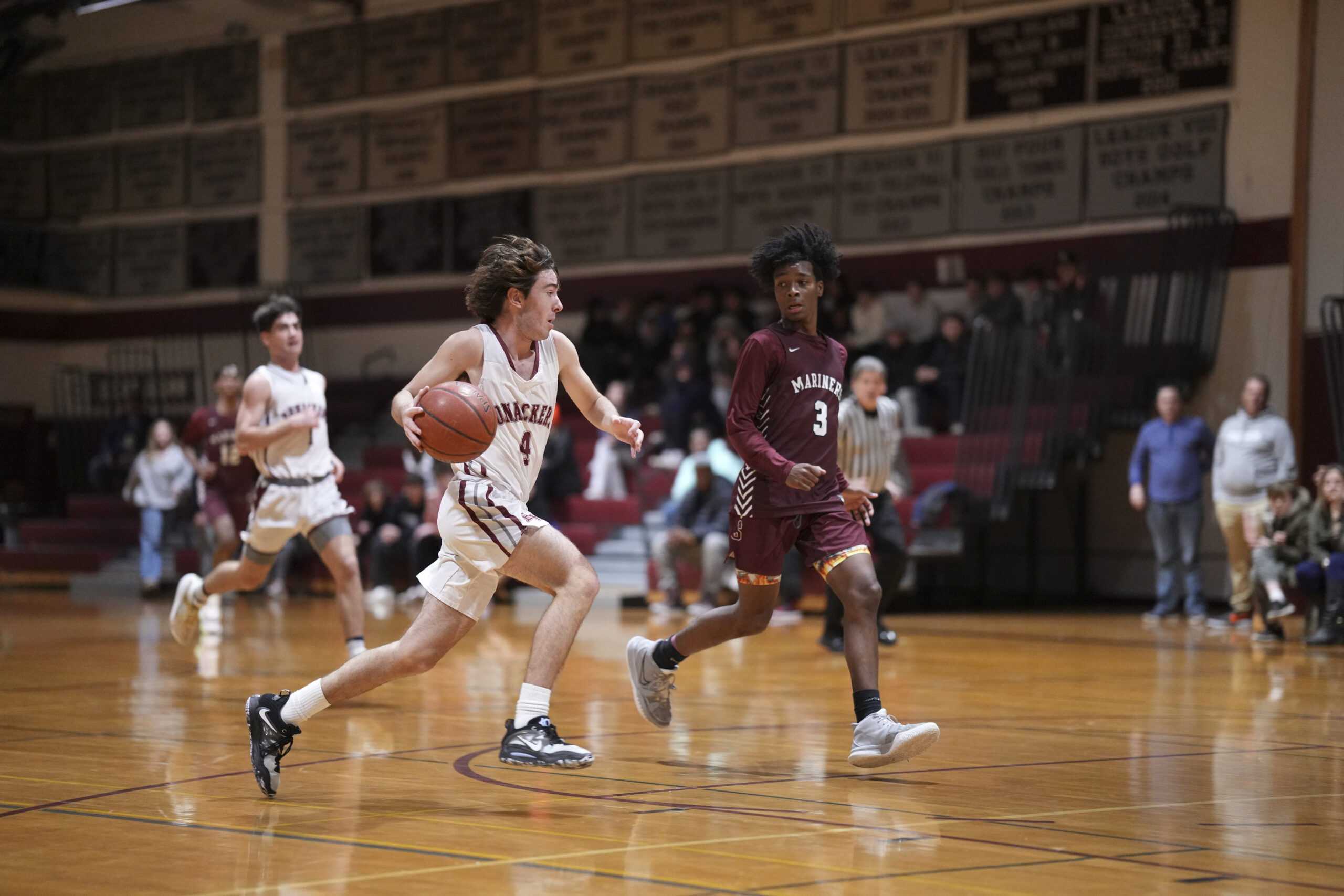 East Hampton junior Liam Fowkes has a wide-open court after a steal.    RON ESPOSITO