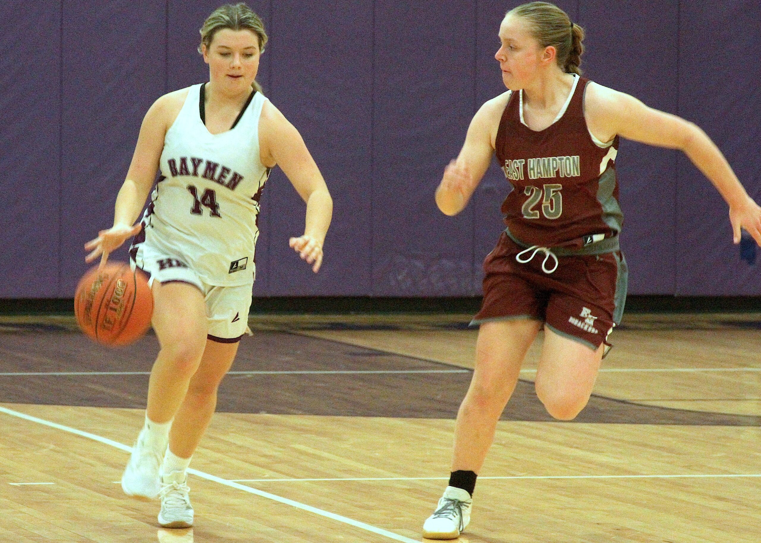 Sophomore forward Kaya Raynor carries the ball into play. DESIRÉE KEEGAN