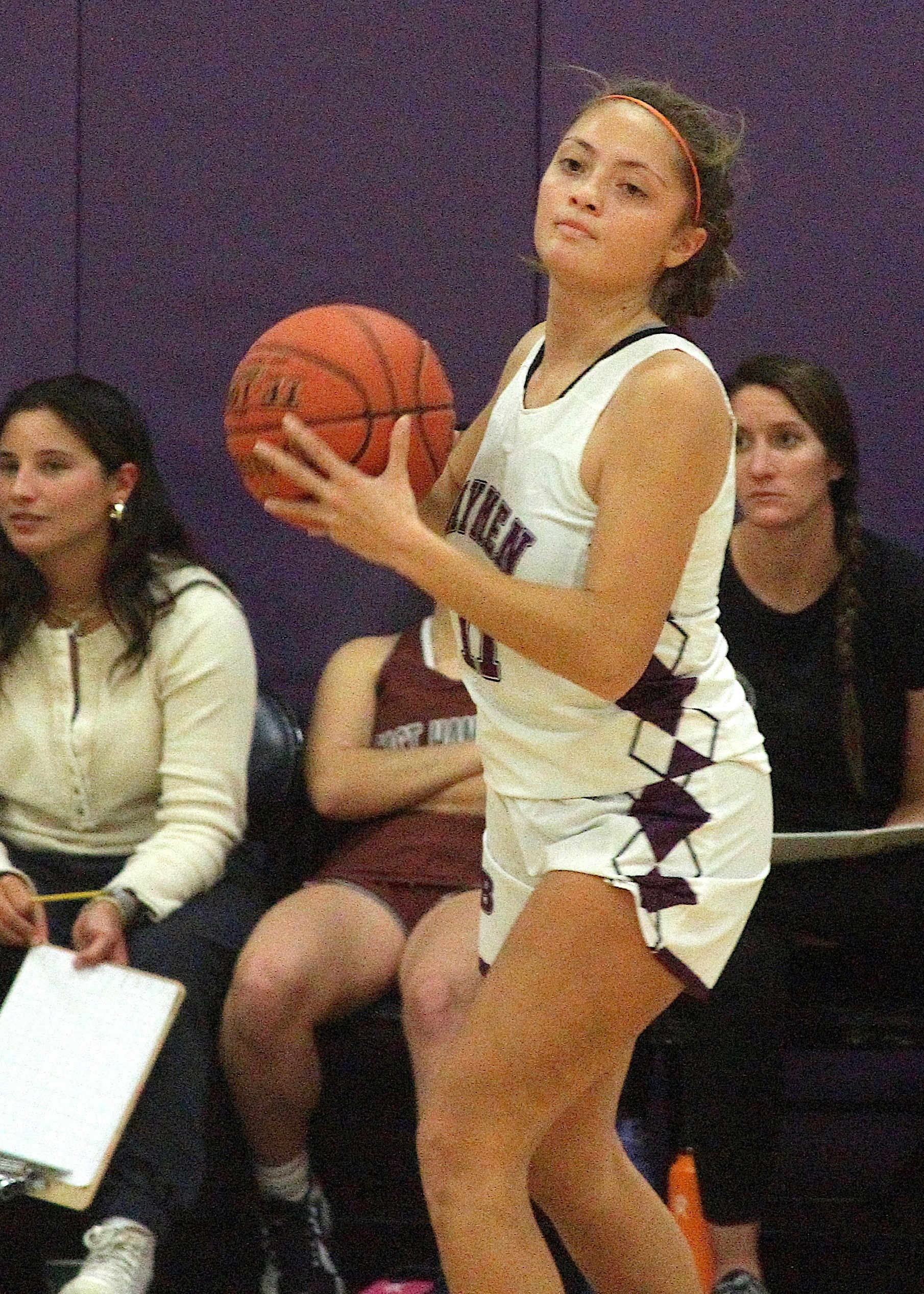 Senior guard Mia Camey looks for the play. DESIRÉE KEEGAN