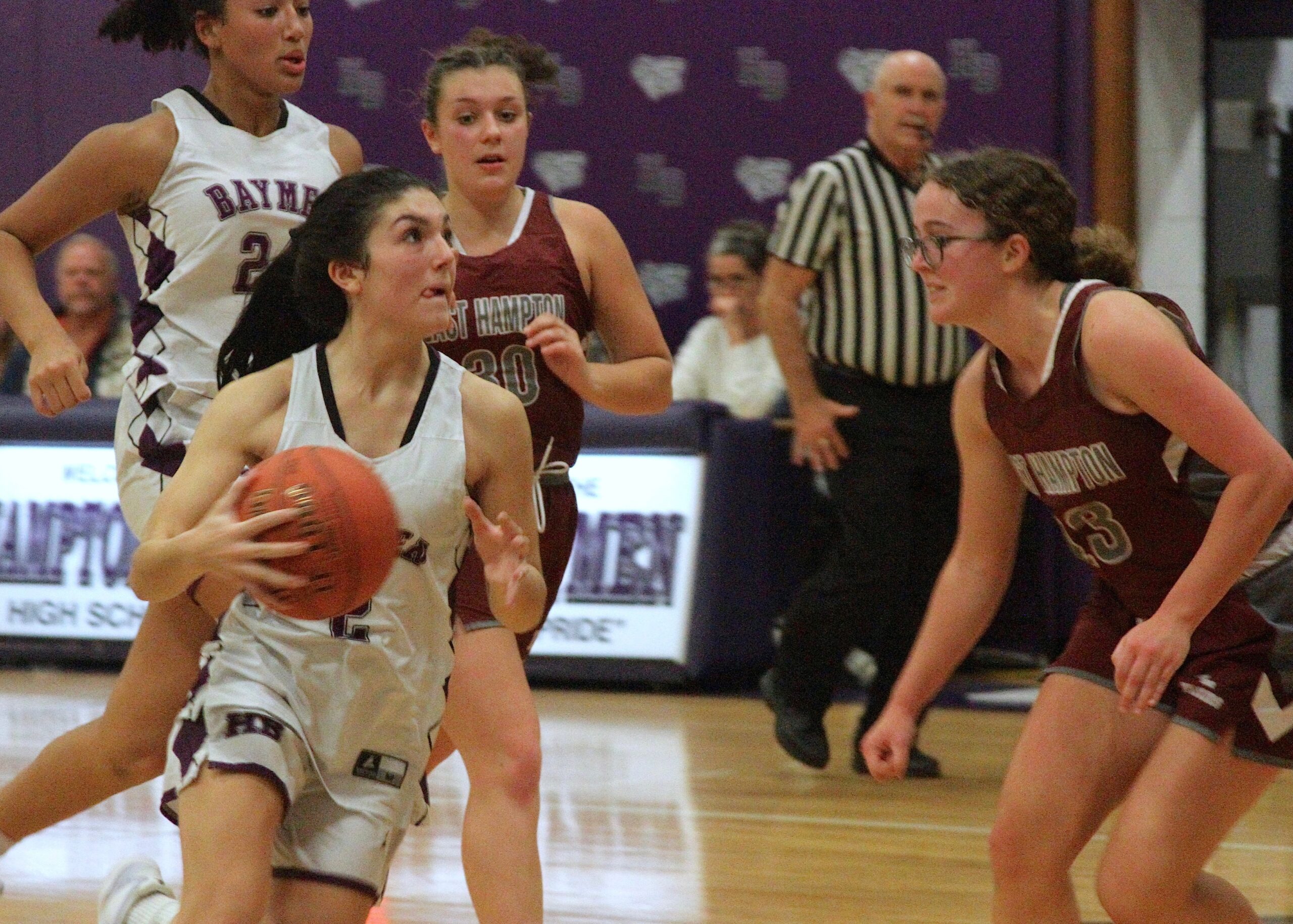 Junior guard Tania Quiros drives to the basket. DESIRÉE KEEGAN