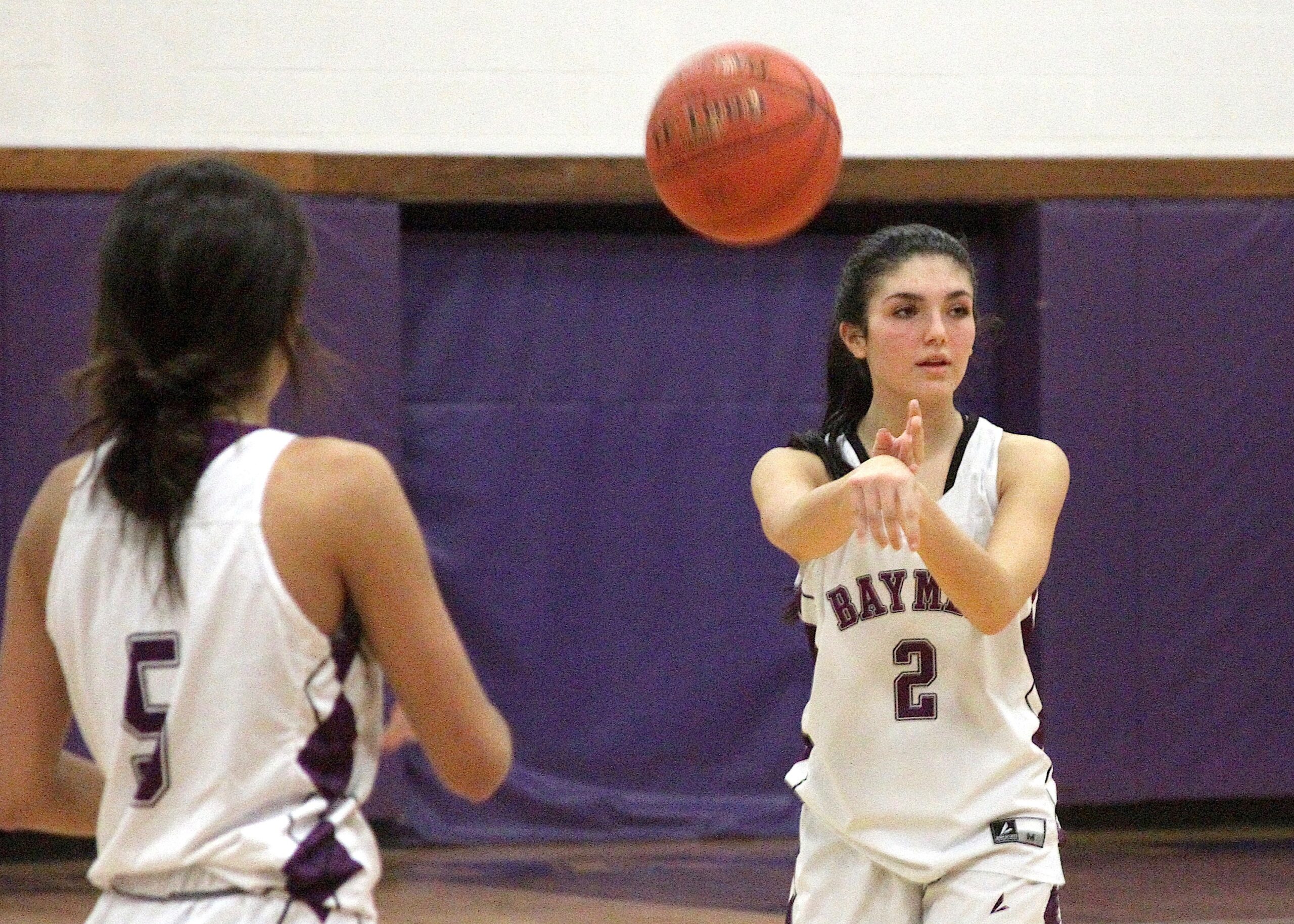 Junior guard Tania Quiros no-look passes the ball to senior guard Sophia Corredor. DESIRÉE KEEGAN