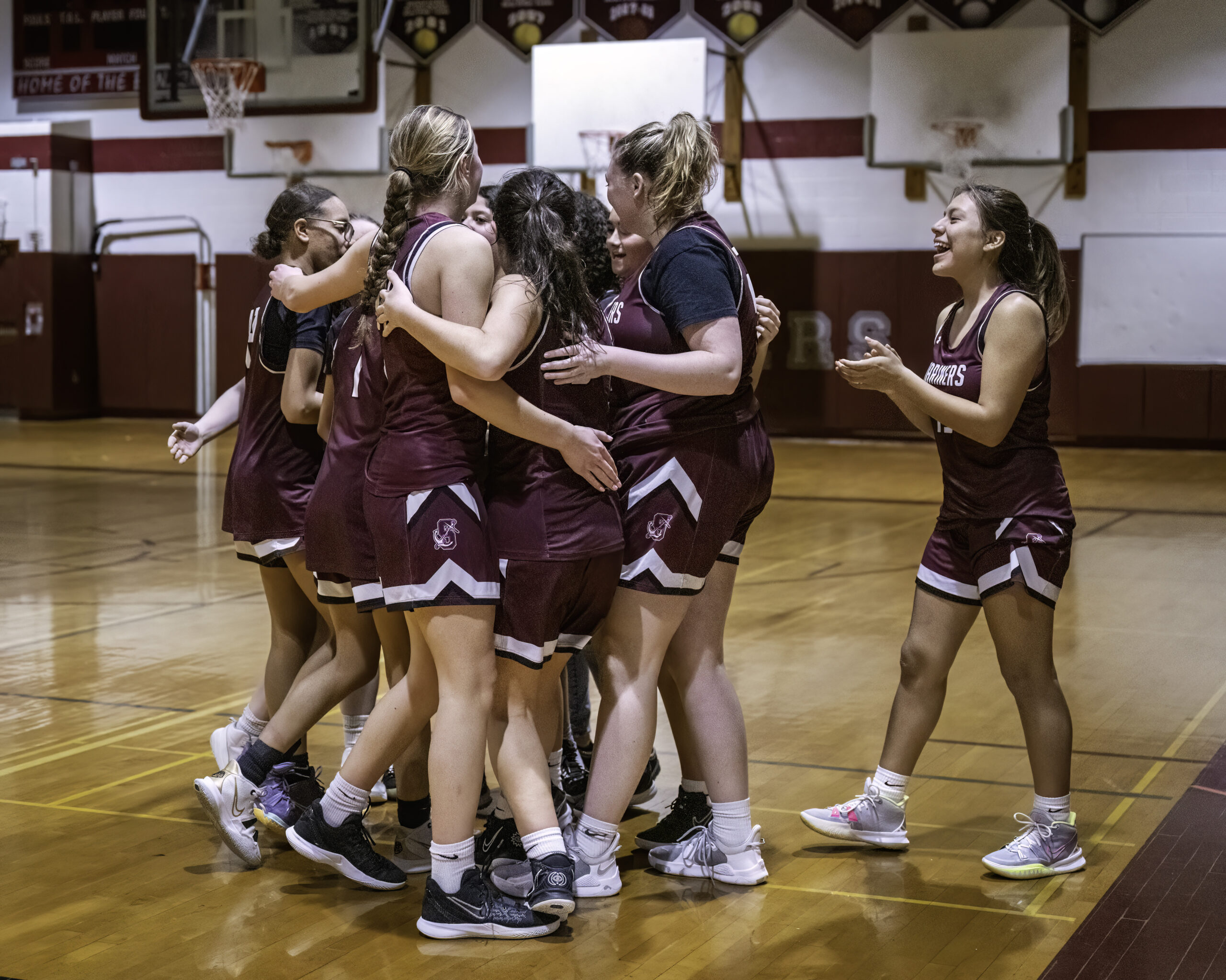 The Mariners kept their playoff hopes alive with a 58-56 victory at East Hampton on Monday night.   MARIANNE BARNETT