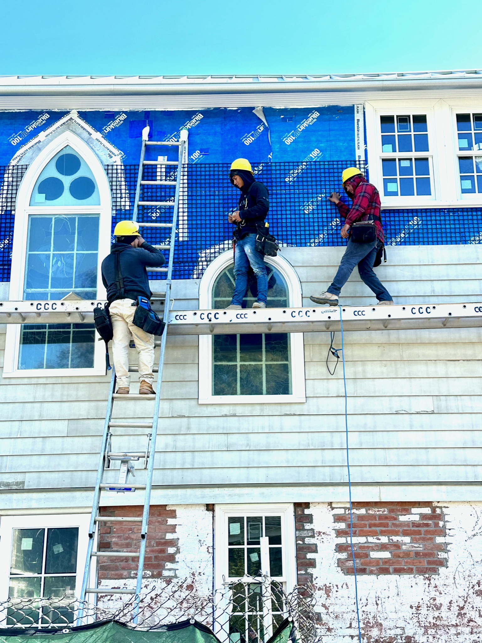 Contractors work on the exterior of the synagogue. RIVALYN ZWEIG PHOTOS
