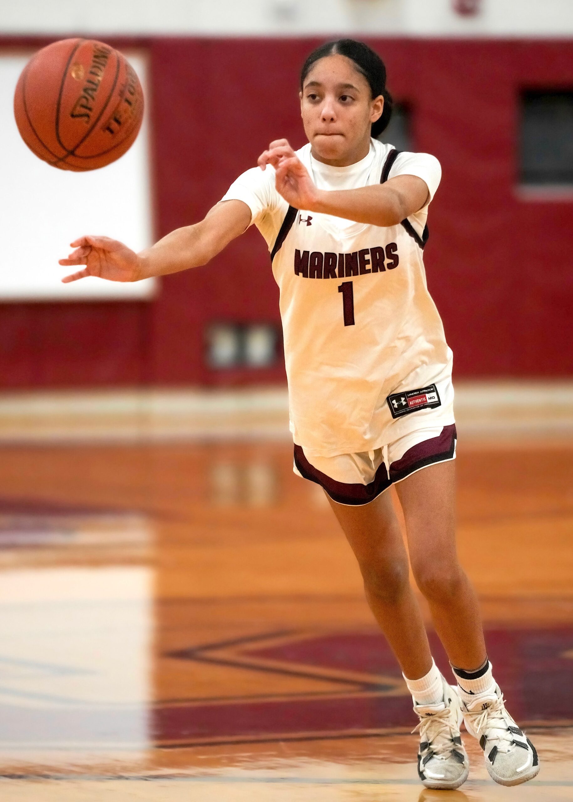 Southampton sophomore Daelyn Palmore makes a pass. RON ESPOSITO