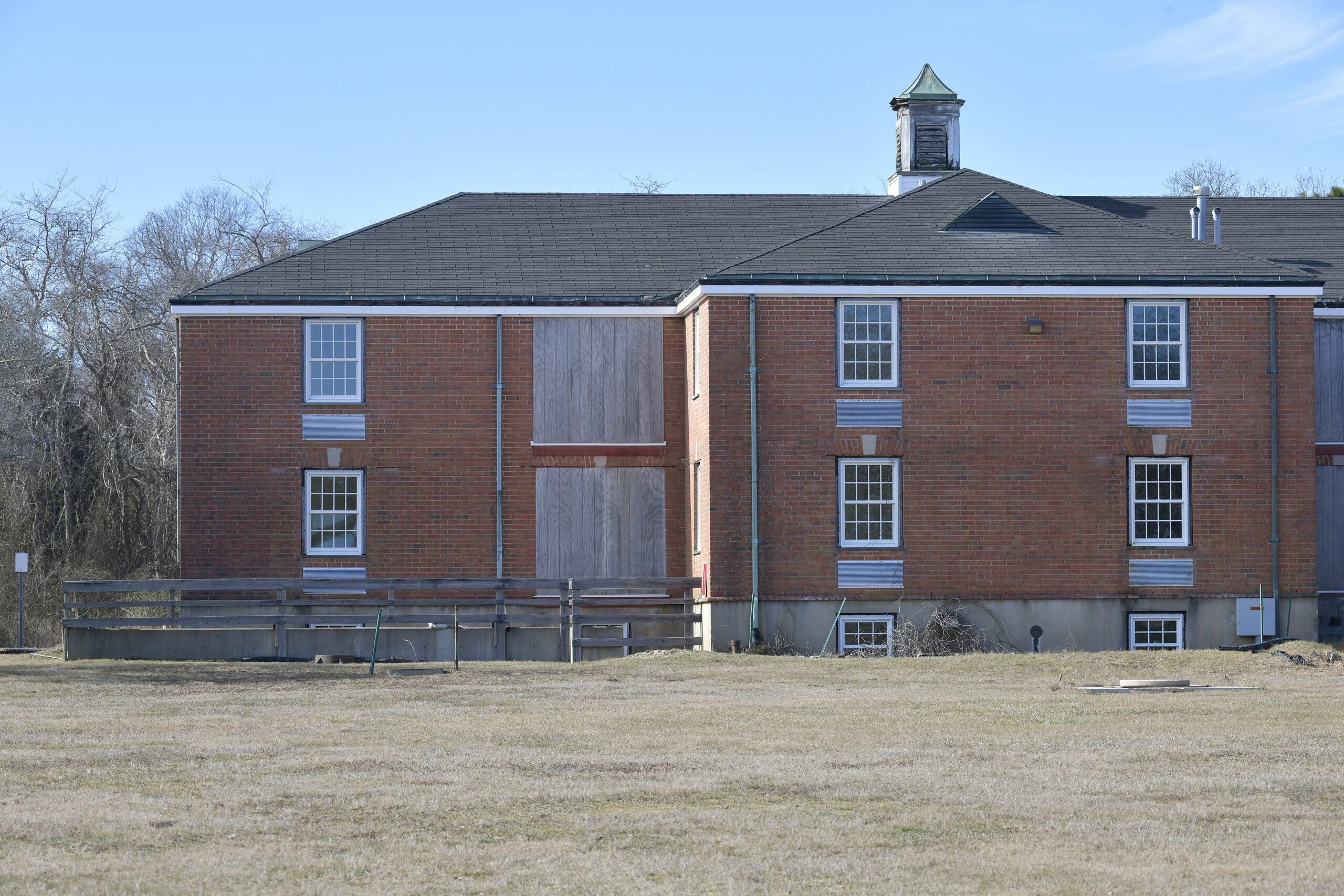 Condemned residence halls at Stony 
Brook Southampton College.  DANA SHAW