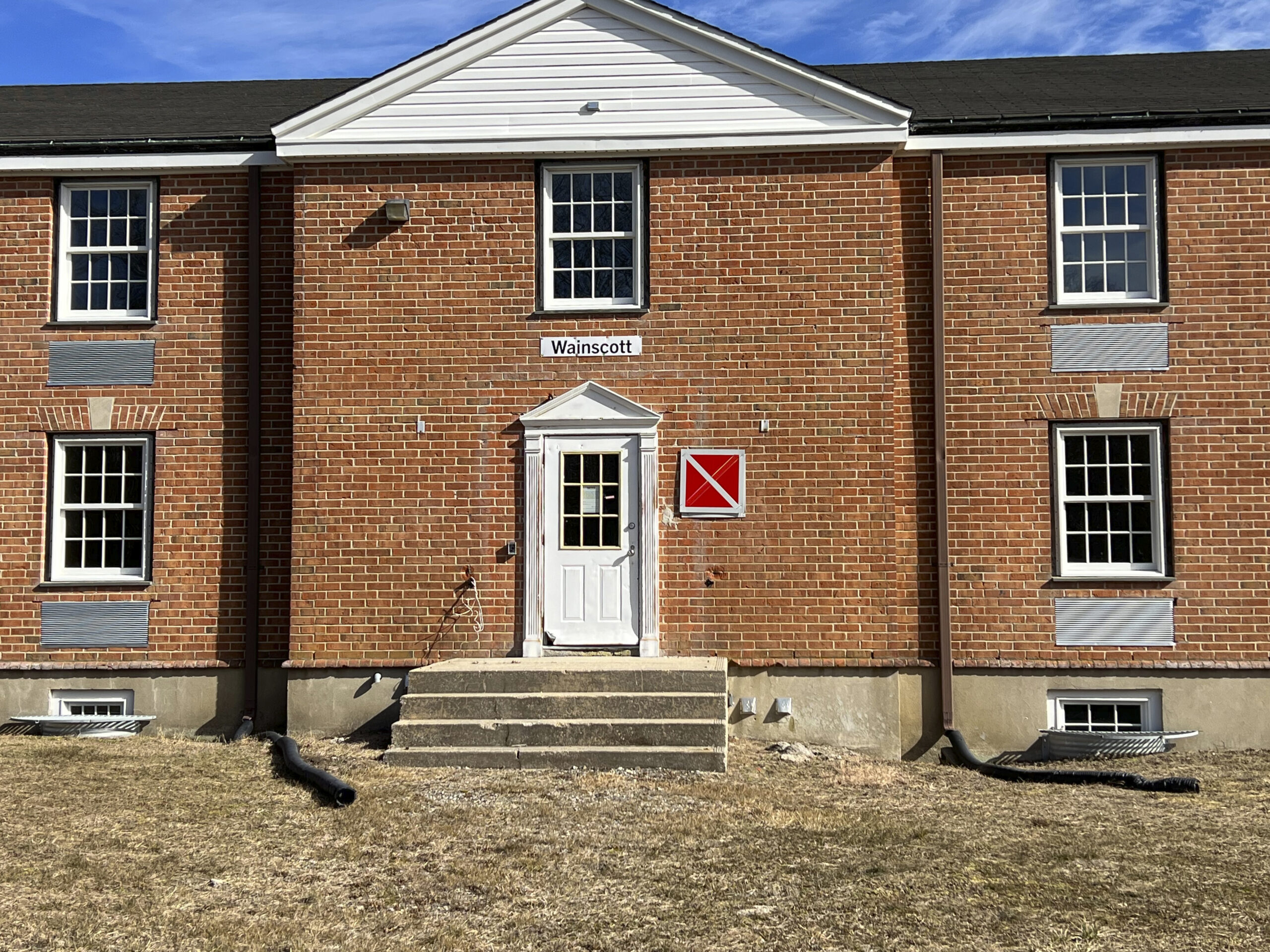 Condemned residence halls at Stony 
Brook Southampton College.  DANA SHAW