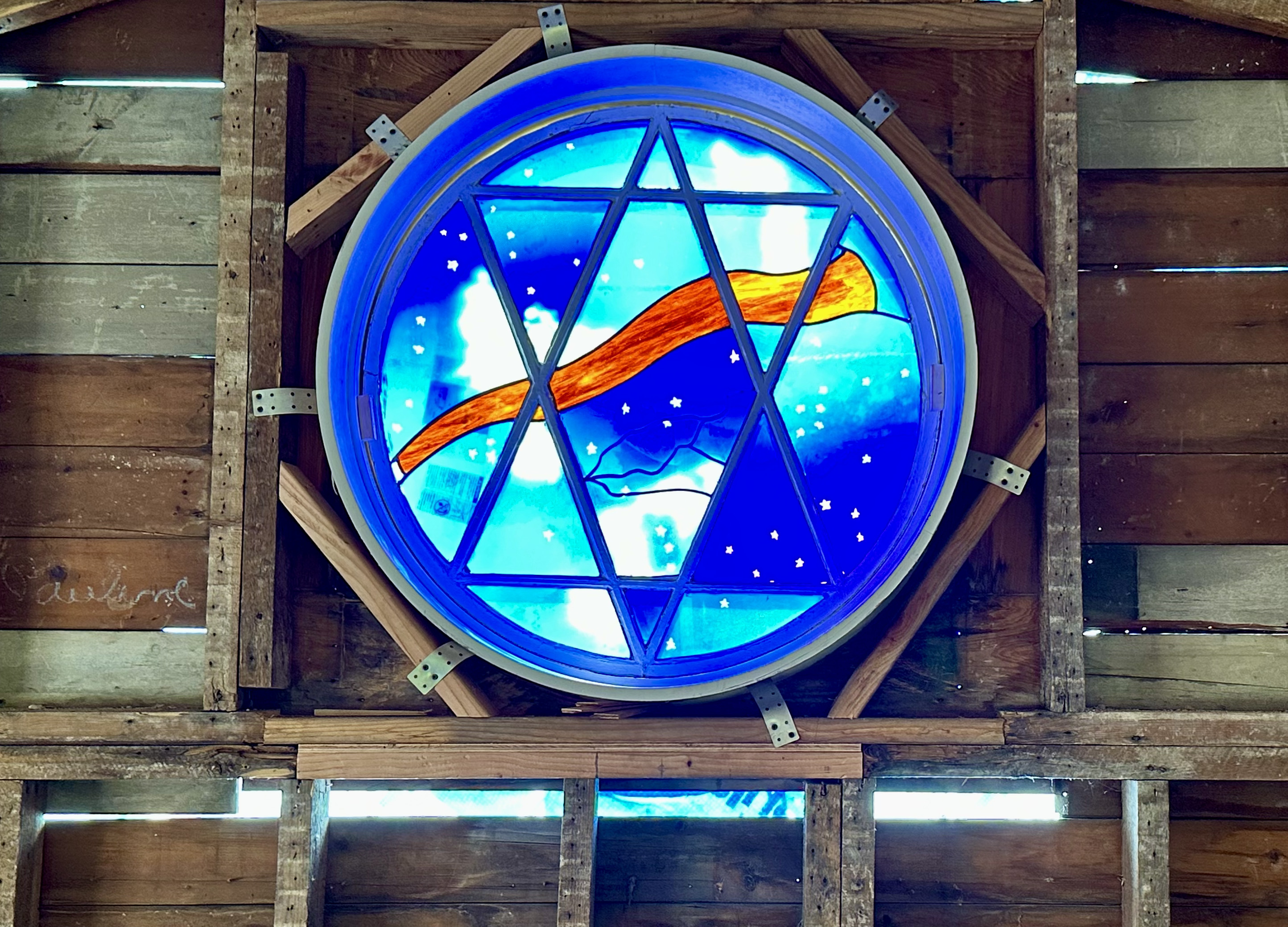 Stained glass window at Temple Adas Israel depicting the Shofar. RIVALYN ZWEIG PHOTOGRAPHY