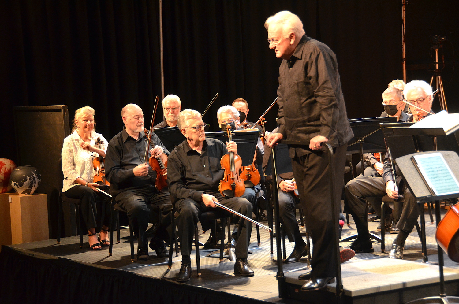 Maestro Michael Palmer speaks to the audinece at a TH·FM concert at LTV Studios in September 2022. BARRY GORDIN