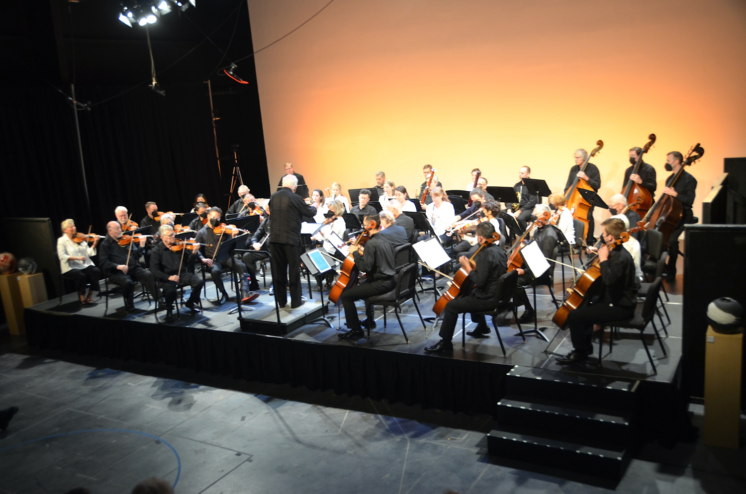 Maestro Michael Palmer conducts a TH·FM concert at LTV Studios in September 2022. BARRY GORDIN