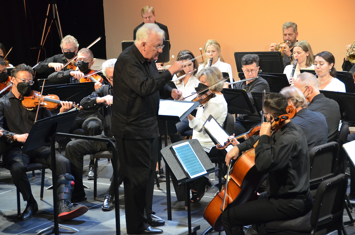 Maestro Michael Palmer conducting a TH·FM concert at LTV Studios in September 2022. BARRY GORDIN
