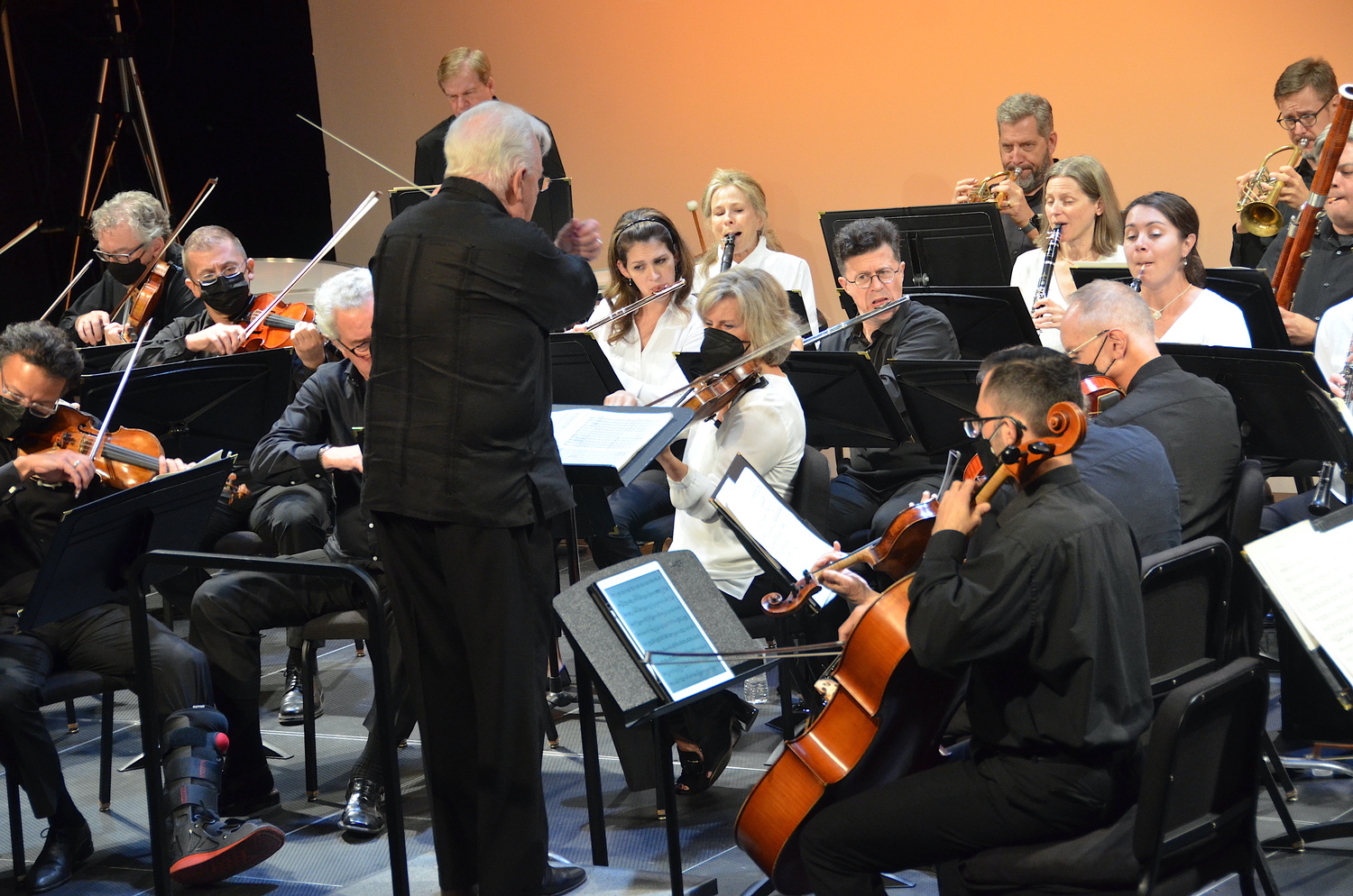 Maestro Michael Palmer conducts a TH·FM concert at LTV Studios in September 2022. BARRY GORDIN