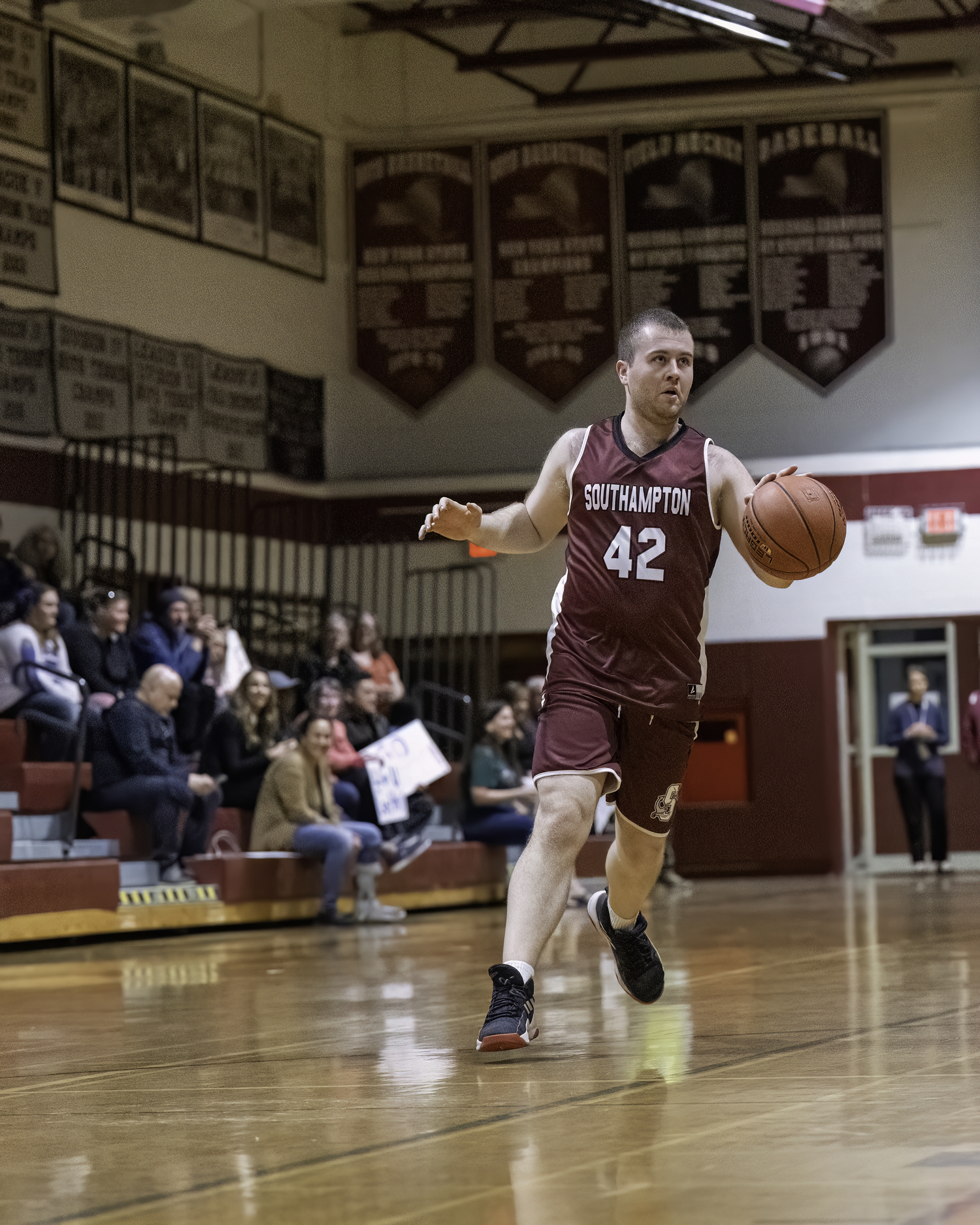 Southampton's Hunter Tuthill keeps his eye son the basket.    MARIANNE BARNETT