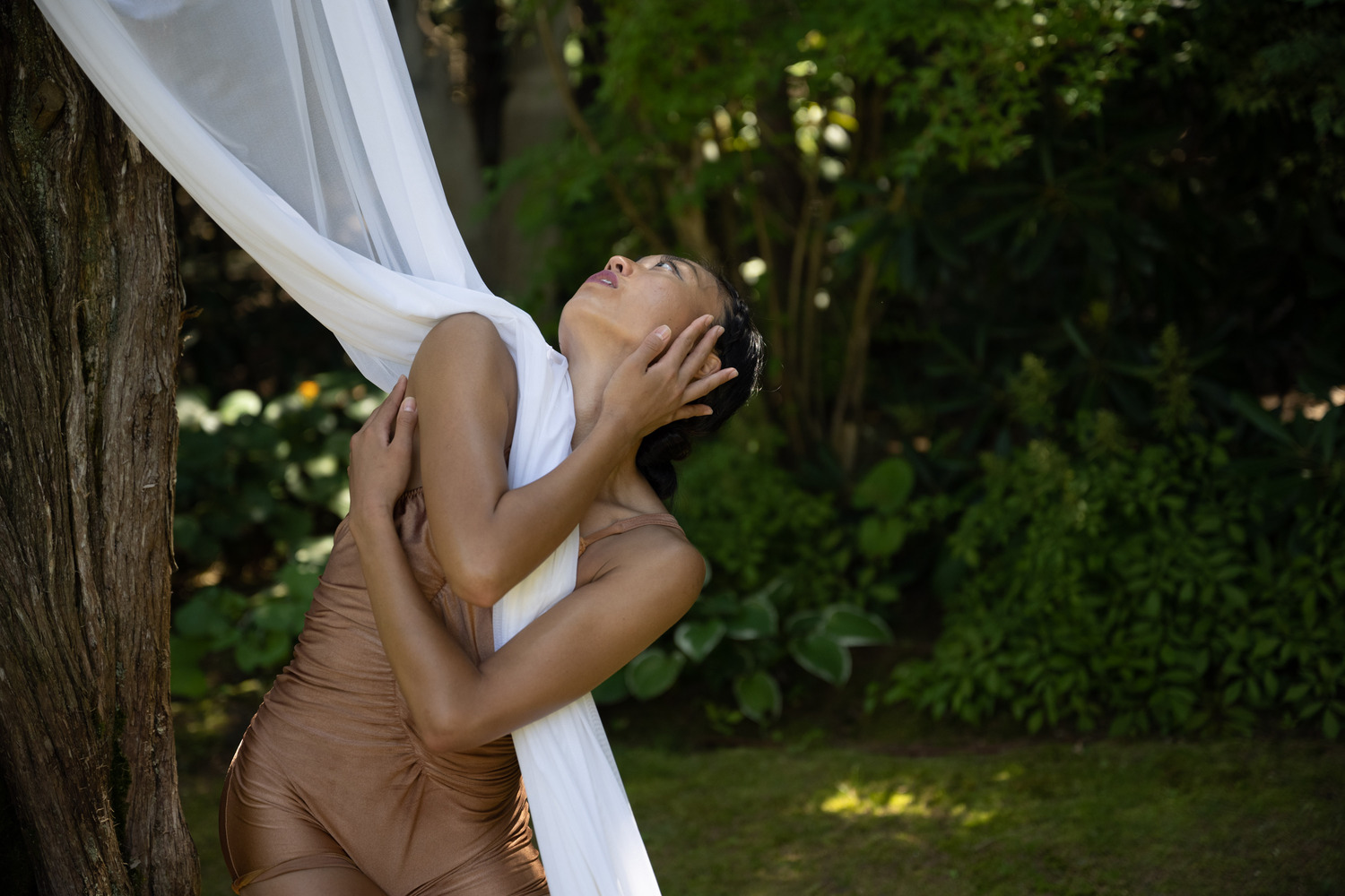 Green Afternoon X, a modern dance performance, will be presented at a private home in East Hampton on July 8. COURTESY AMANDA SELWYN DANCE THEATRE