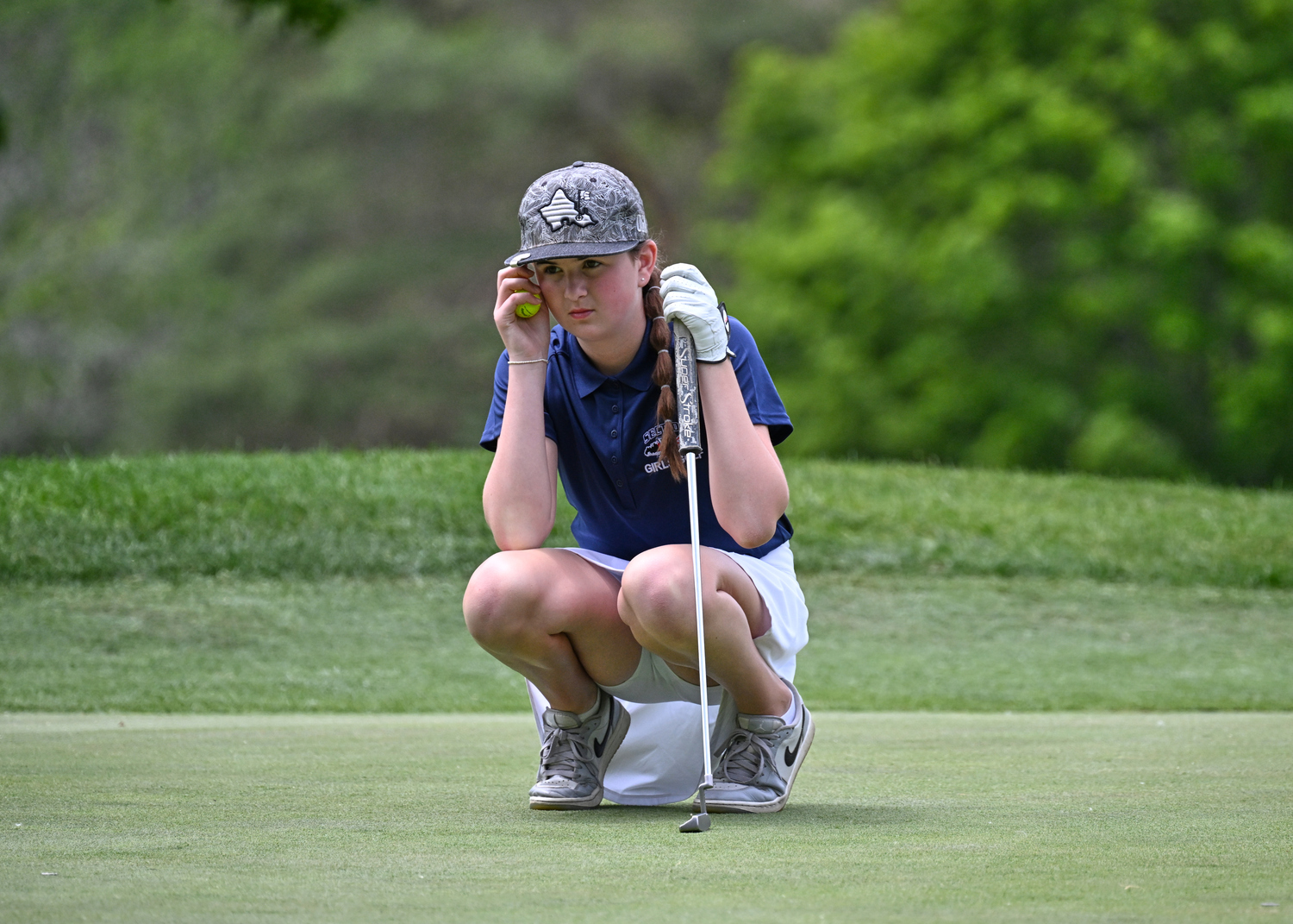 Southampton seventh-grader Elie Poremba tries to line up her next shot.   LISS PHILLIPS