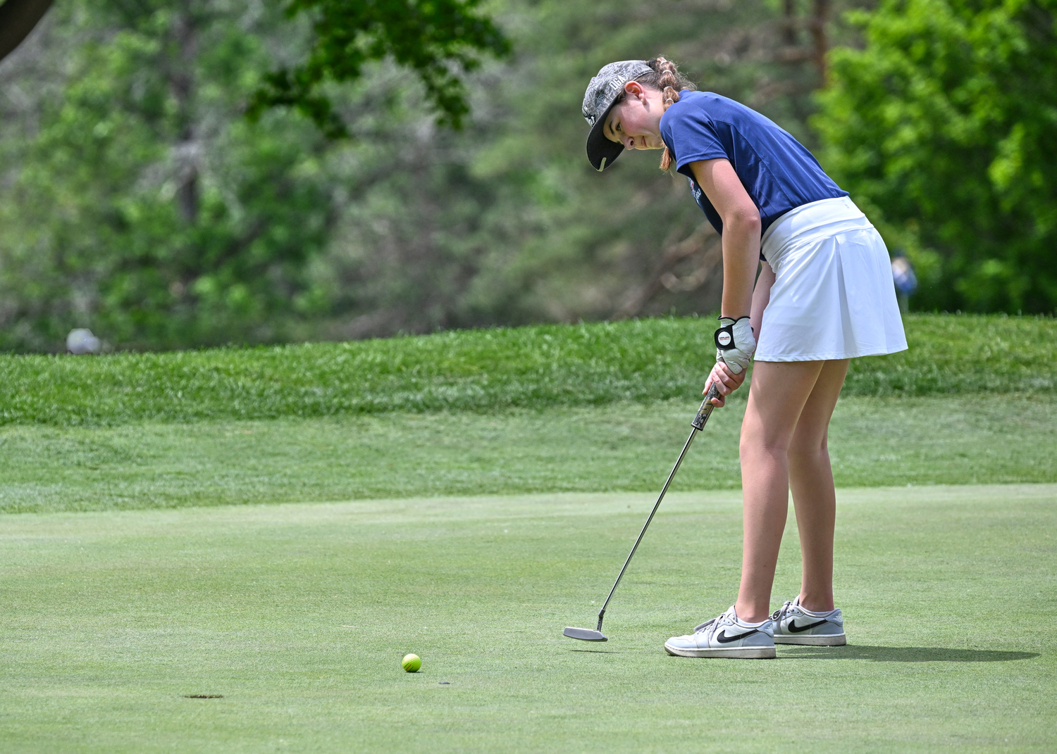 Southampton seventh-grader Elie Poremba putts at the New York State Championships.   LISS PHILLIPS