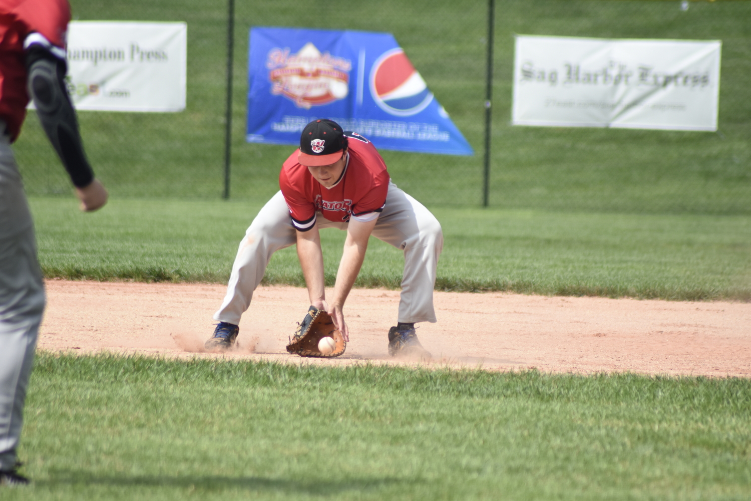 Westhampton first baseman Zachary Leiderman (Skidmore) fields a ground ball.   DREW BUDD