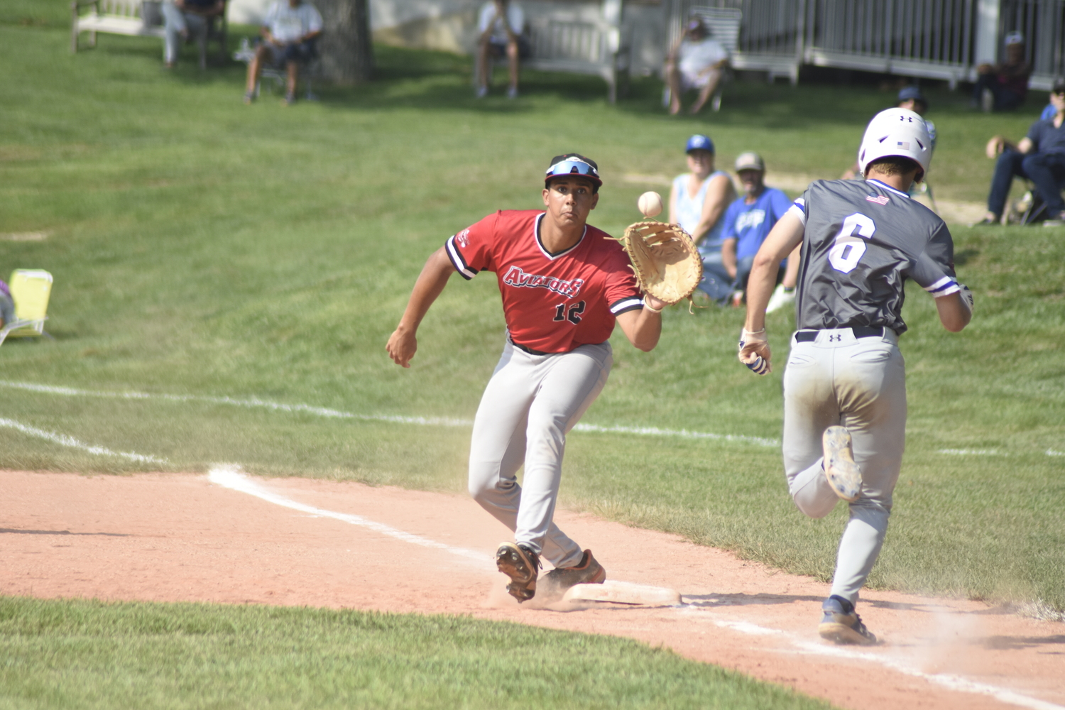 Aviators first baseman Luke Mistone (Cal State Fullerton) stretches to get John Vitucci running down the line.   DREW BUDD