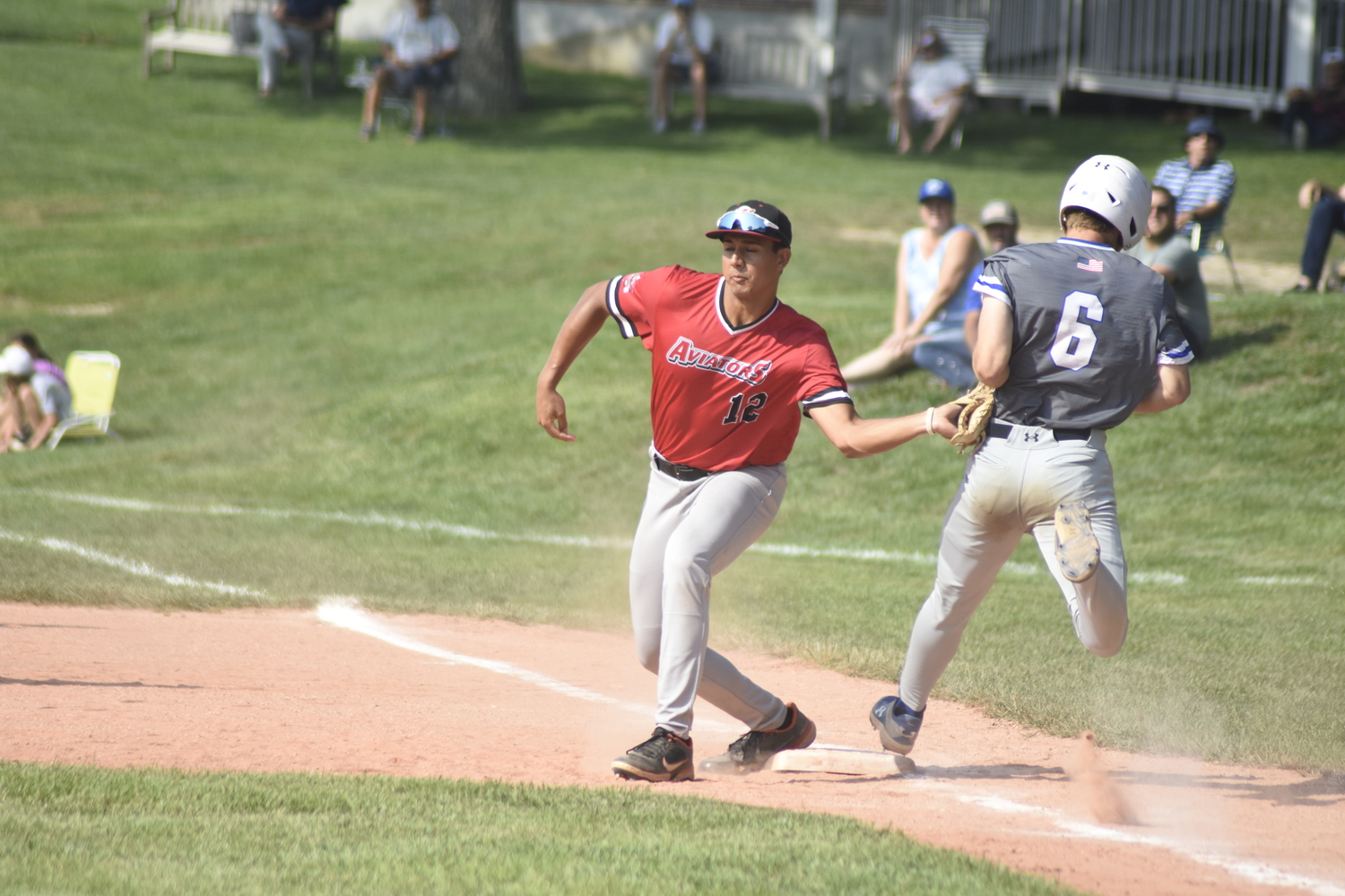 Aviators first baseman Luke Mistone (Cal State Fullerton) stretches to get John Vitucci running down the line.   DREW BUDD