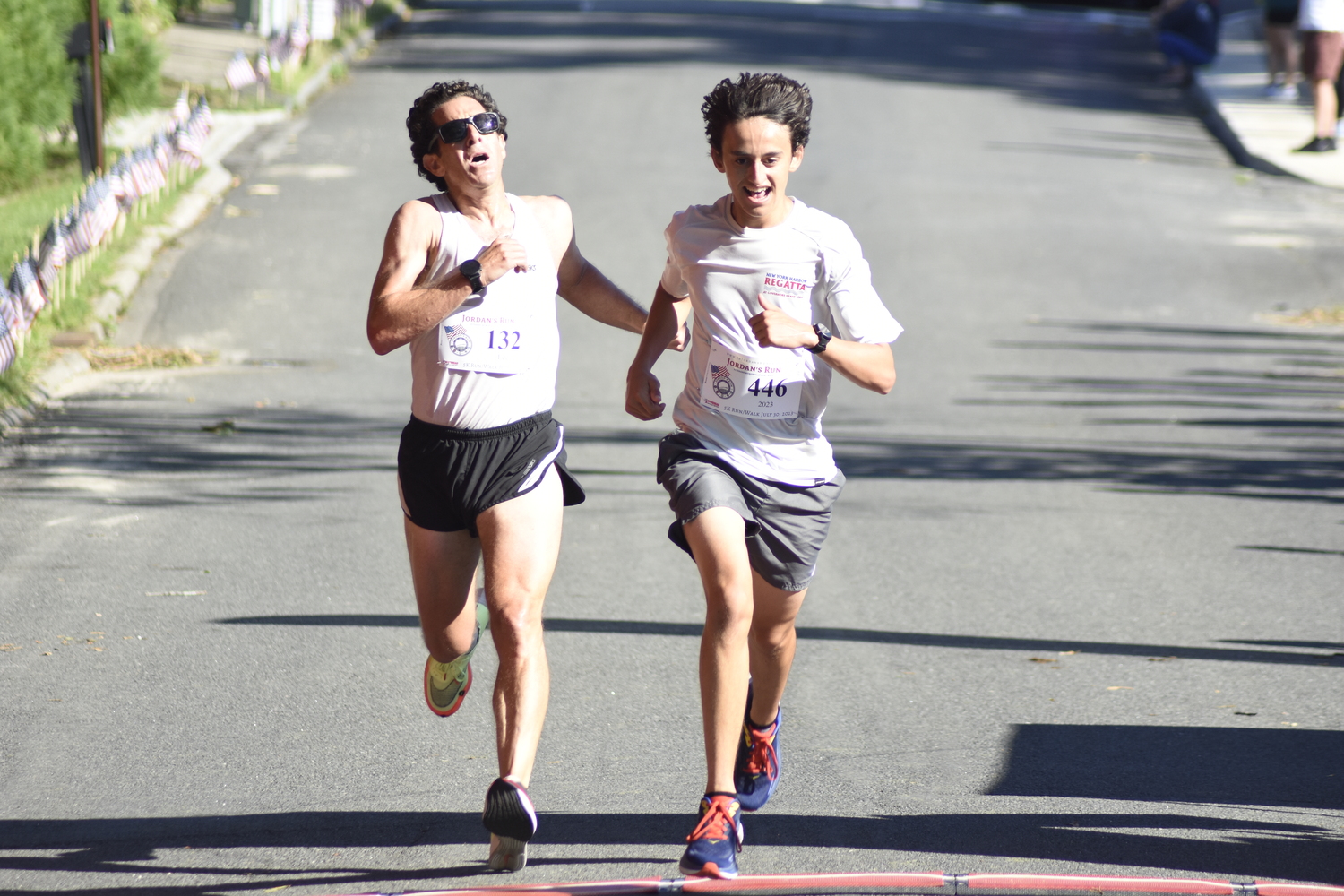 Justin Gardner beats Lee Sossen in a footrace to the finish line.   DREW BUDD