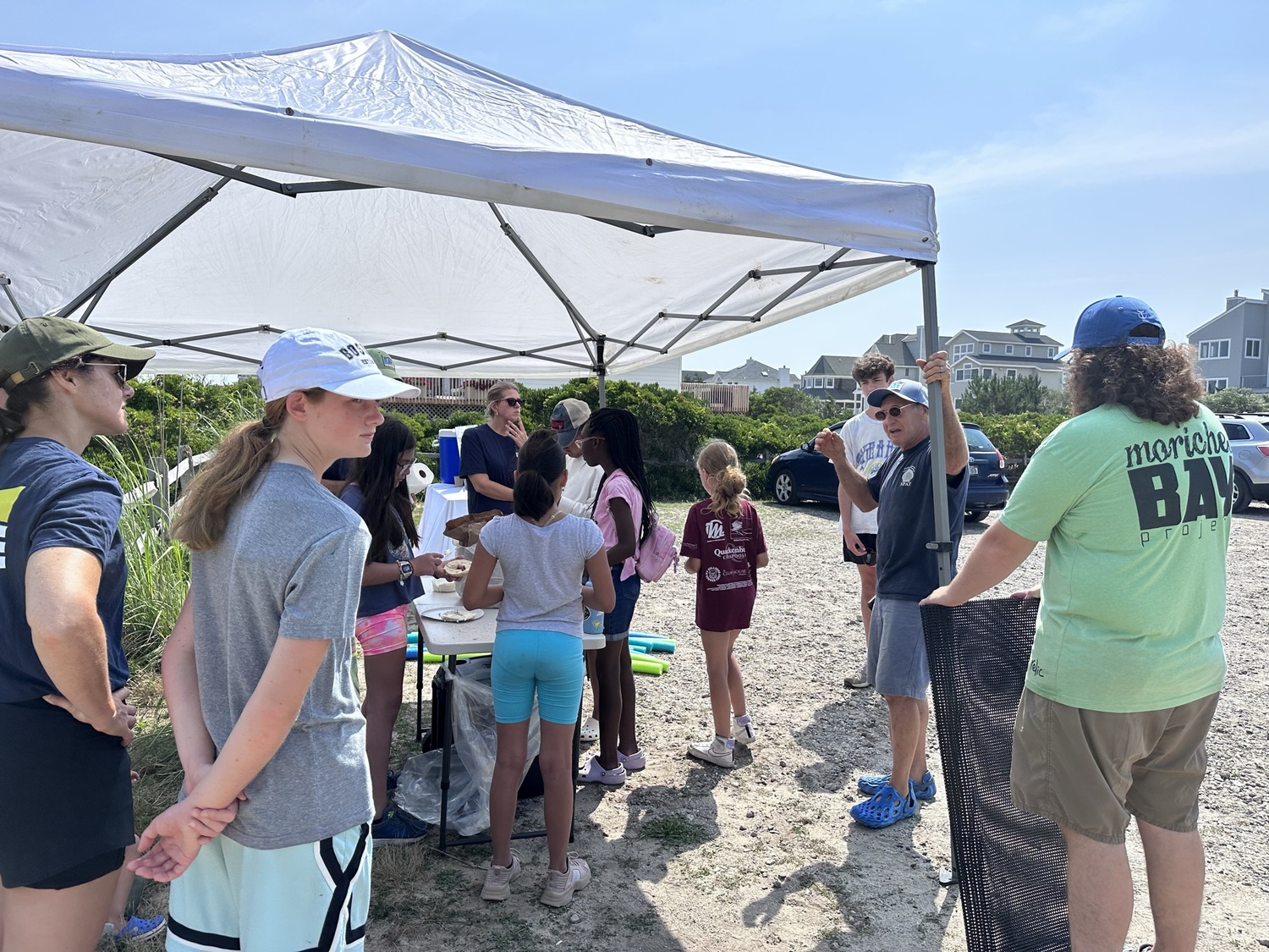 Cornell Cooperative Extension aquaculture specialist Kim Tetrault teaches volunteers about oysters. JOHN PAUL FERRANTINO