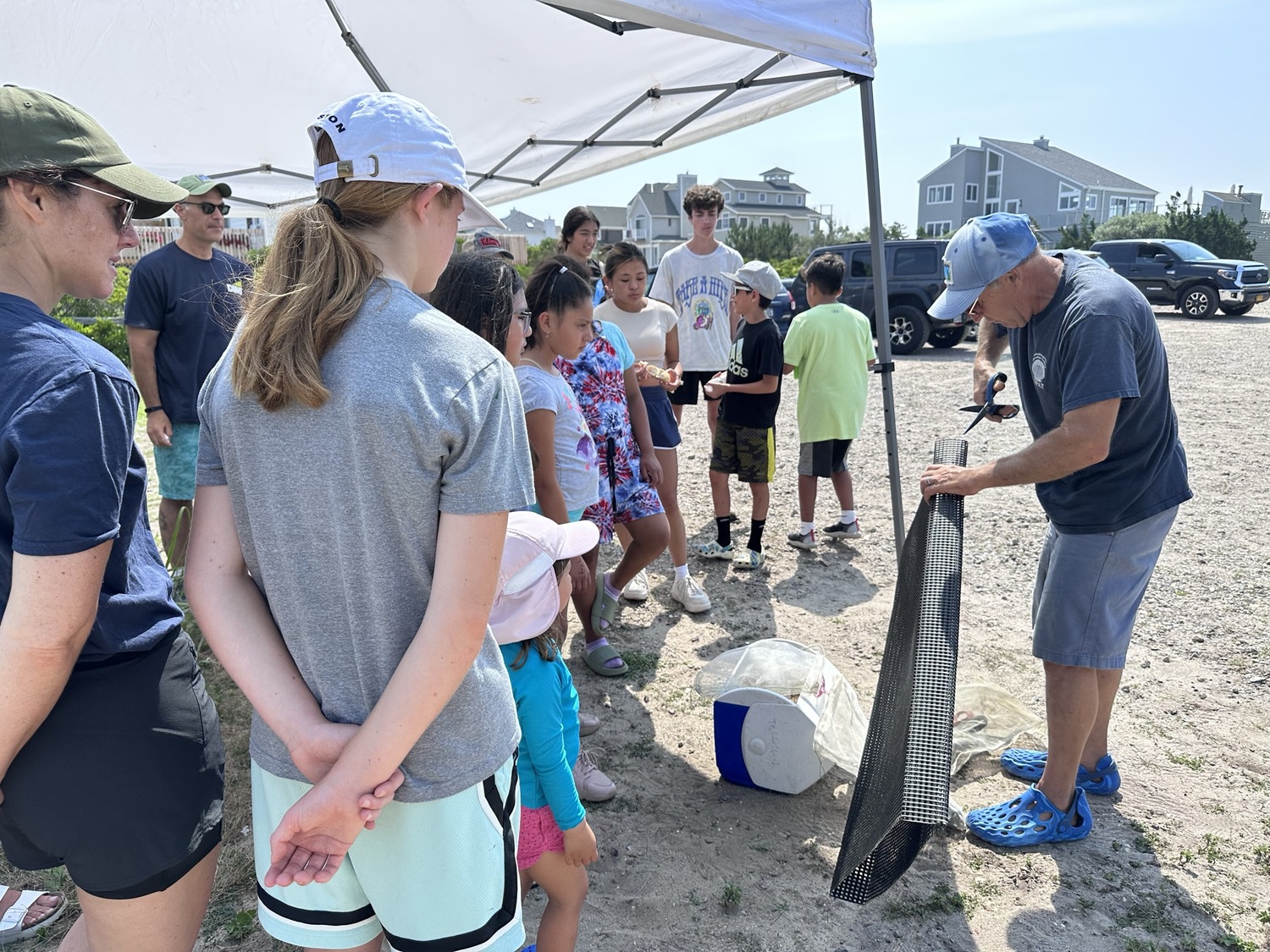 Cornell Cooperative Extension aquaculture specialist Kim Tetrault teaches volunteers about oysters. JOHN PAUL FERRANTINO