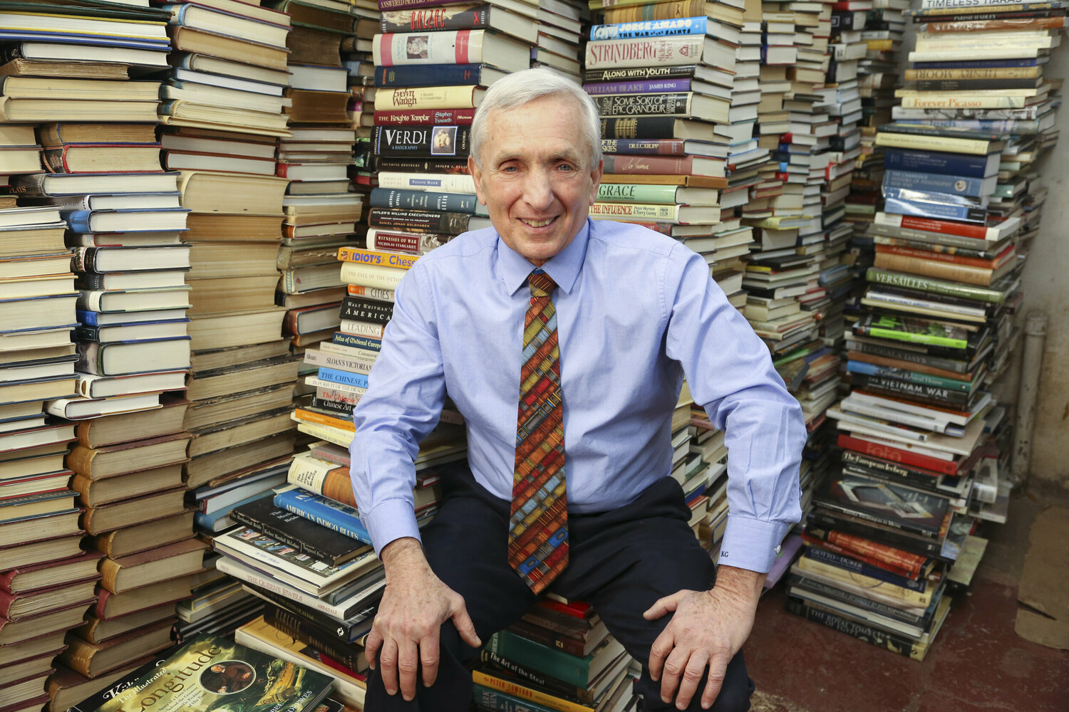 Rare book specialist Kenneth Gloss speaks at Rogers Memorial Library on Thursday. JEFFREY DUNN