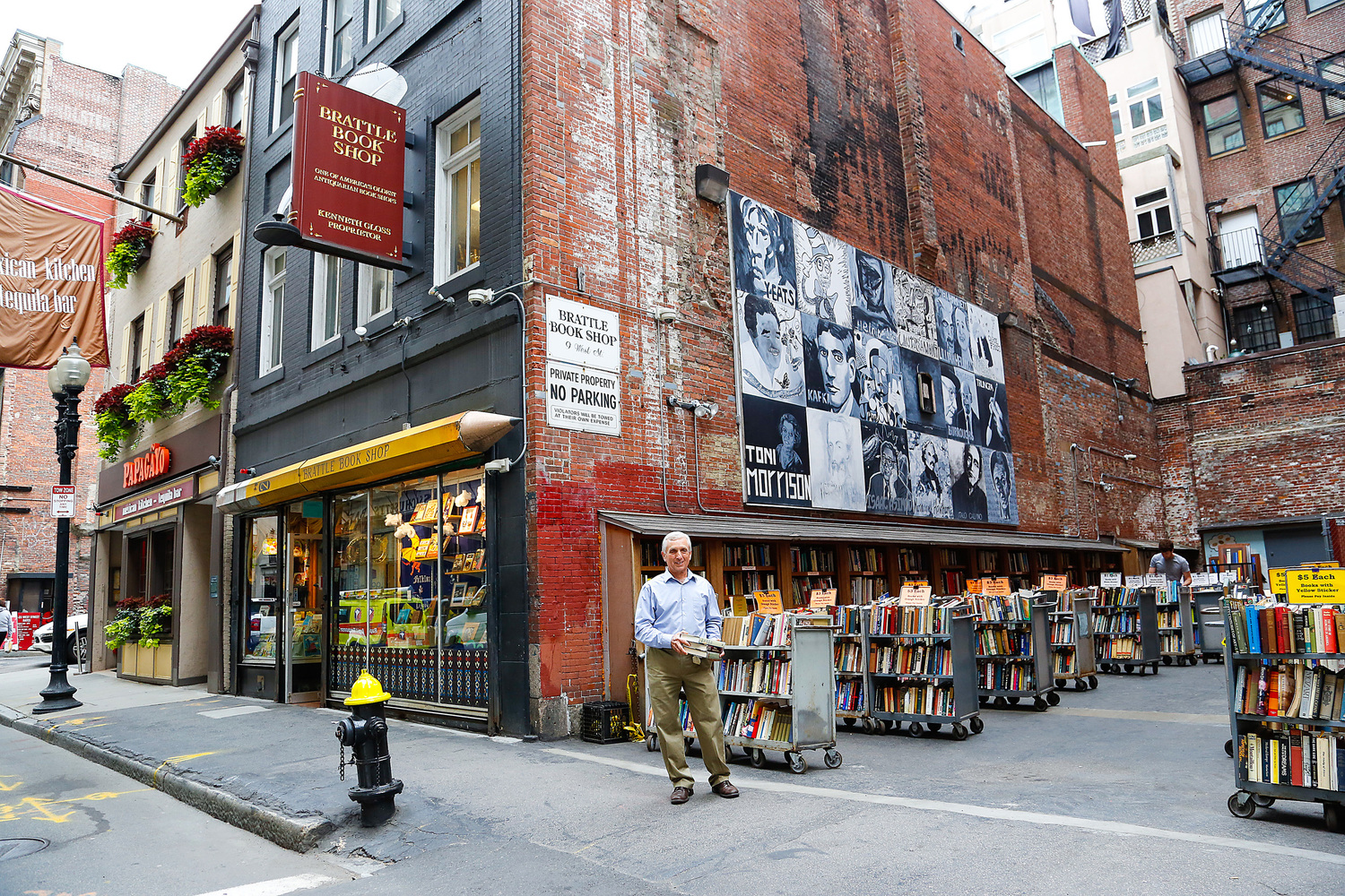 Rare book specialist Kenneth Gloss speaks at Rogers Memorial Library on Thursday. JEFFREY DUNN