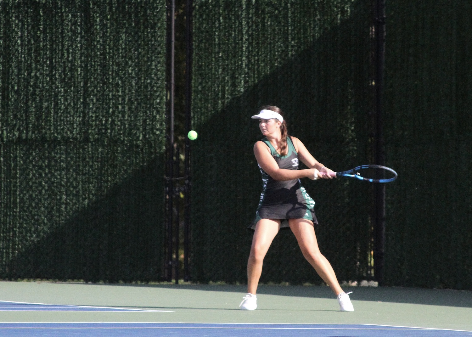 Sophomore Ana Way steadies her swing. DESIRÉE KEEGAN