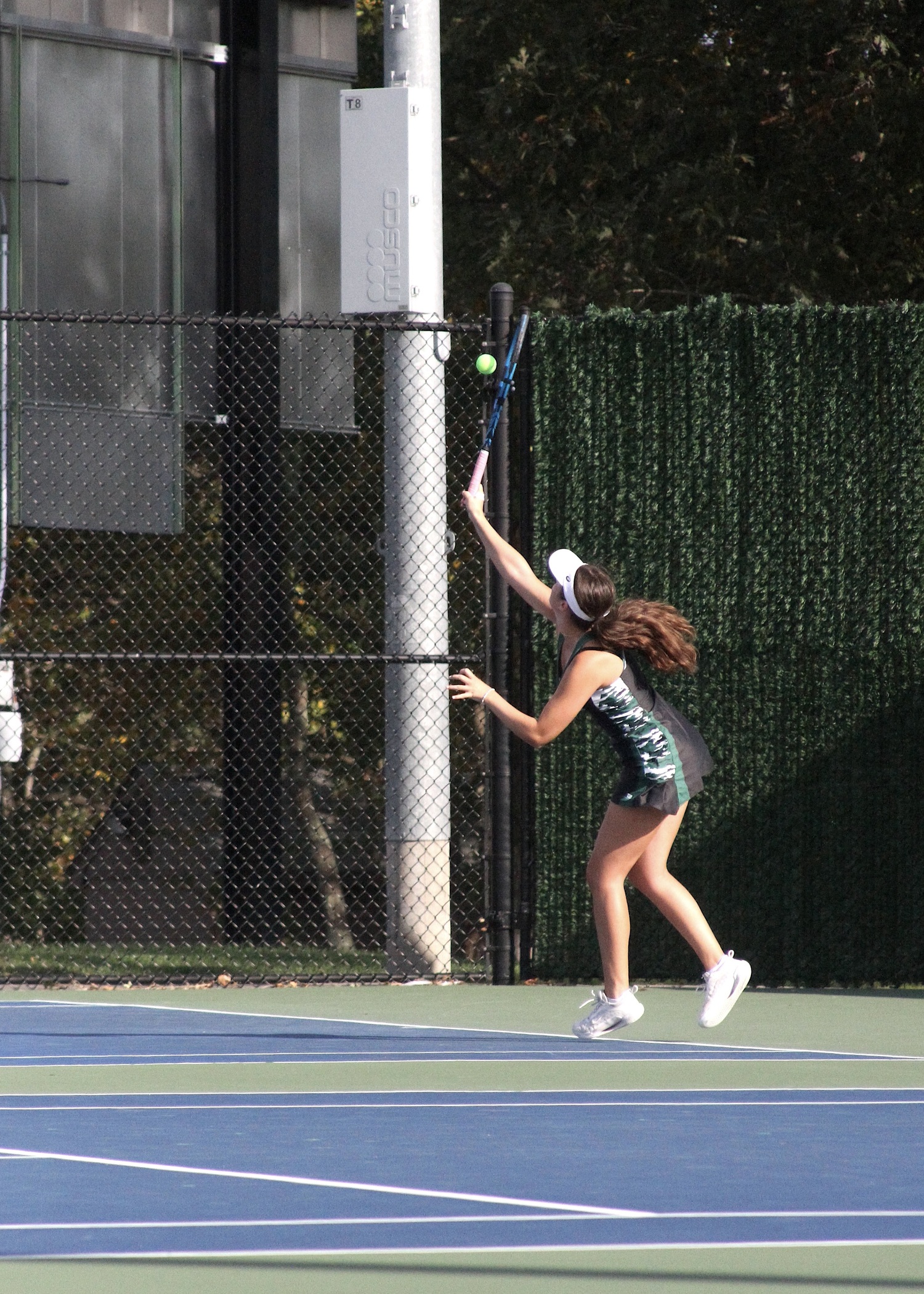 Sophomore Ana Way serves. DESIRÉE KEEGAN