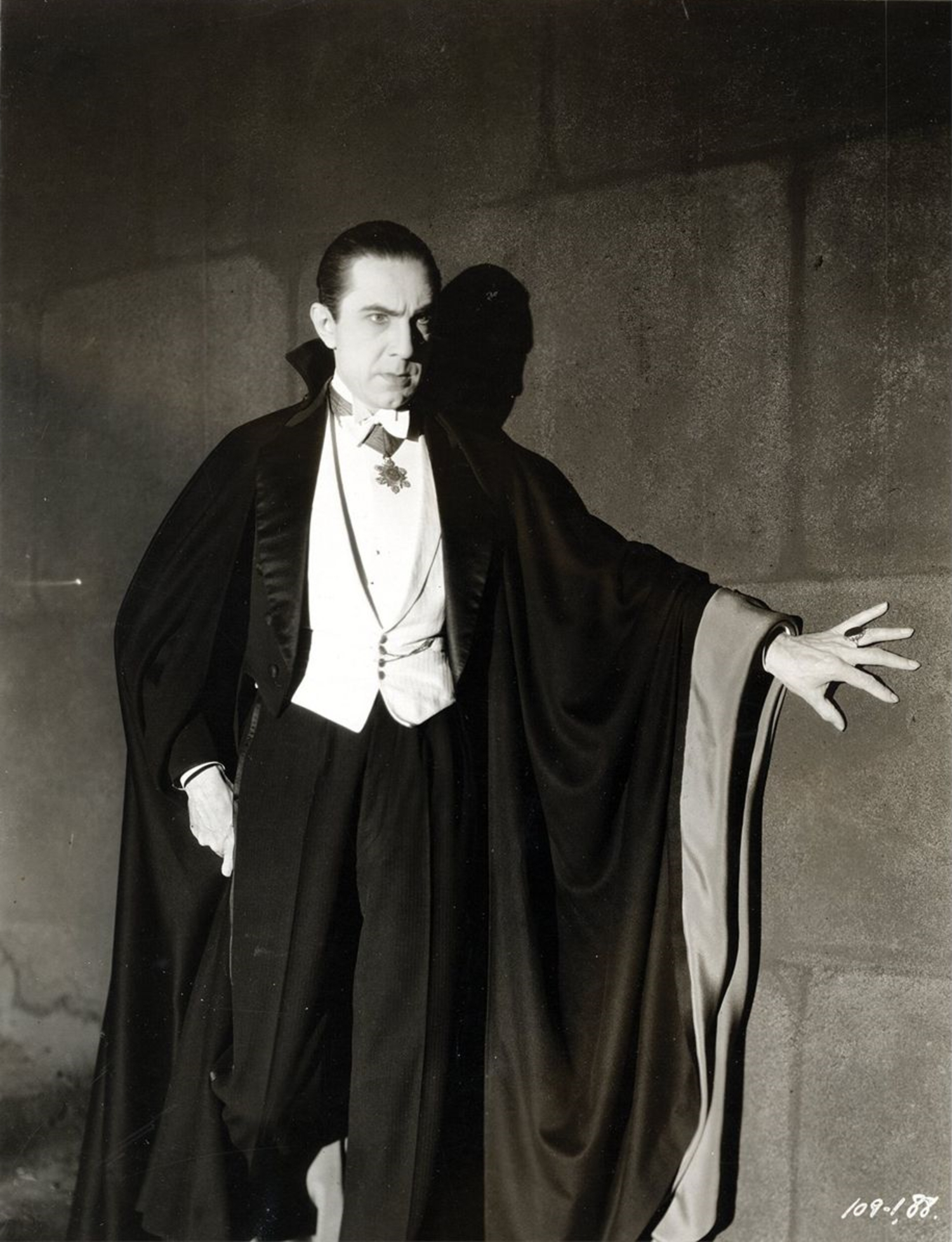 Bela Lugosi as Dracula in an anonymous photograph from 1931, Universal Studios.