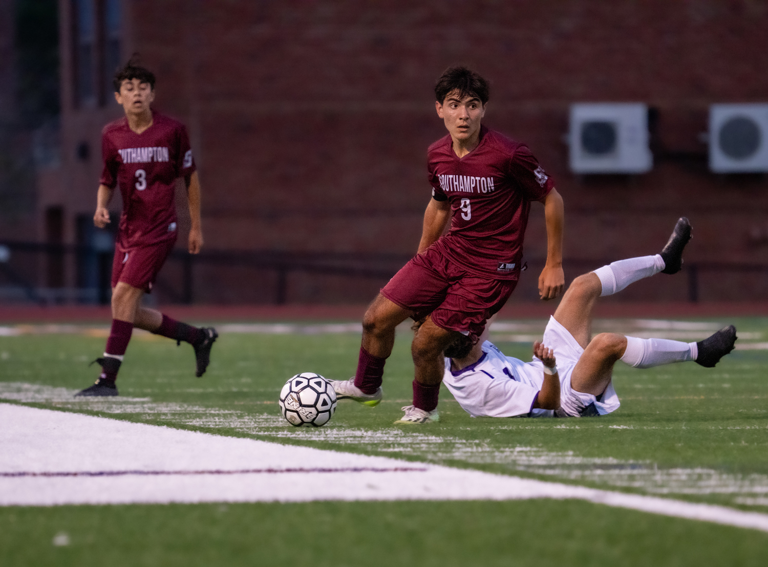 Mariner Nicholas Gonzalez looks to take the ball upfield.  RON ESPOSITO