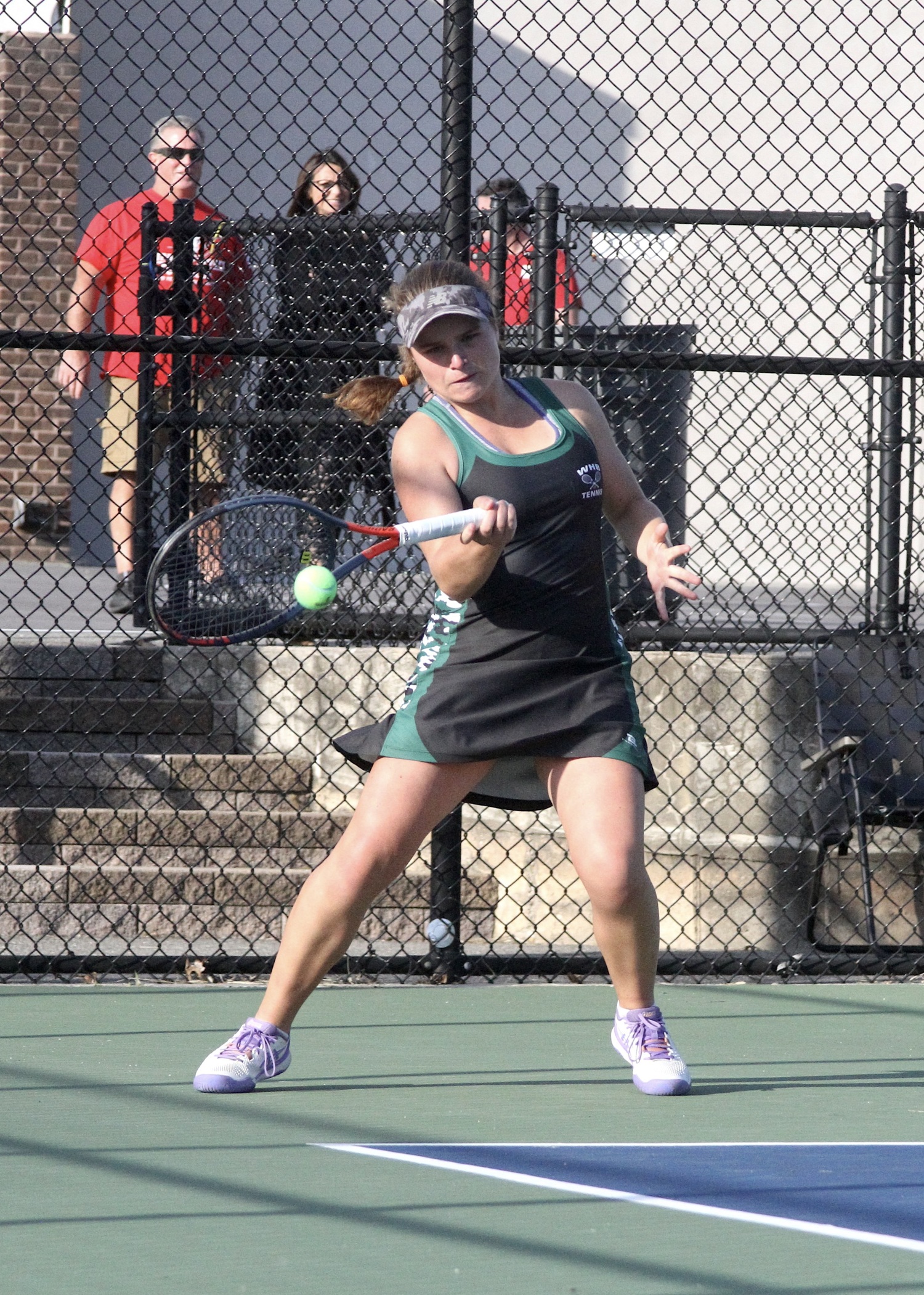 Senior Julia Stabile returns a serve. DESIRÉE KEEGAN