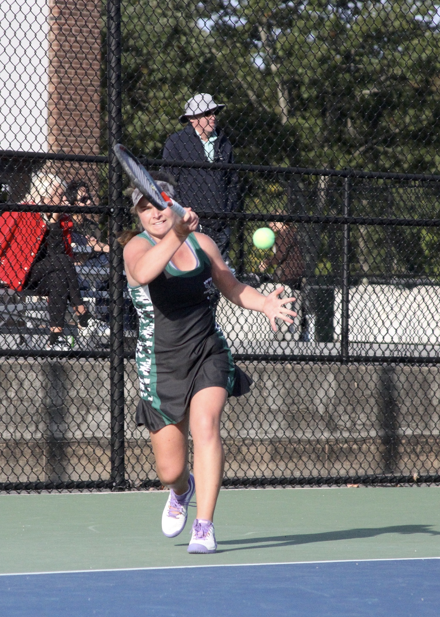 Senior Julia Stabile slices the ball. DESIRÉE KEEGAN