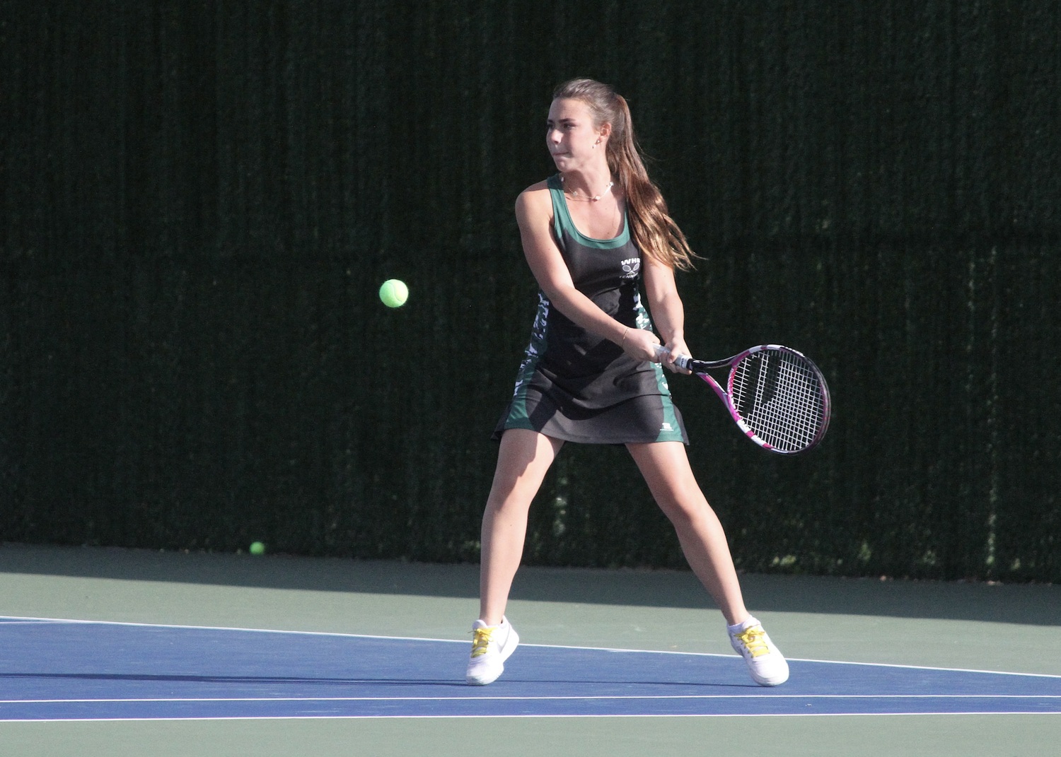 Senior Taylor Lagattolla returns the ball. DESIRÉE KEEGAN