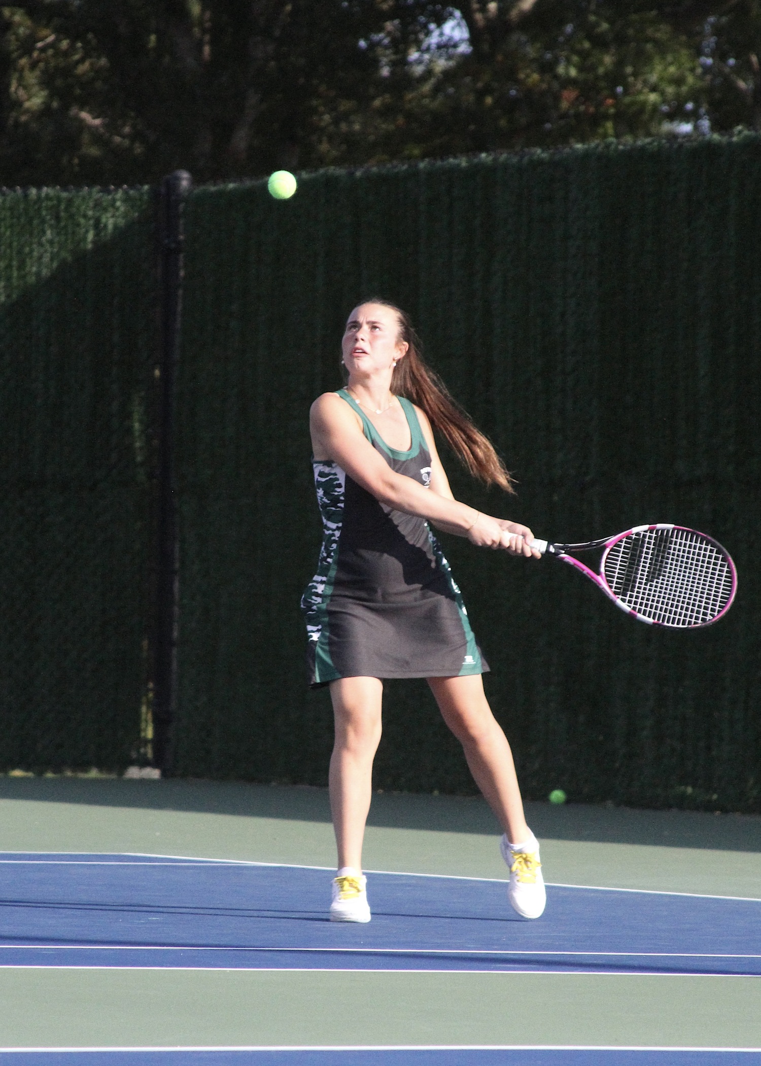 Senior Taylor Lagattolla keeps her eyes on the ball. DESIRÉE KEEGAN