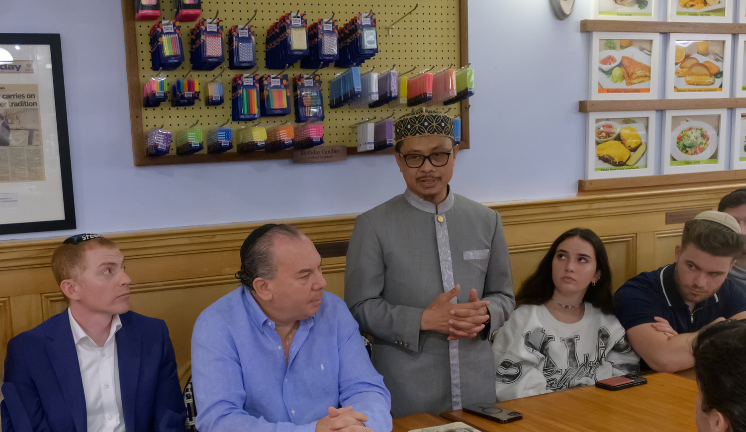Rabbi Marc Schneier of Hampton Synagogue and Imam Shamsi Ali of the Jamaican Muslim Center in Queens met with 30 Jewish student leaders over the weekend at Beach Bakery in Westhampton Beach to discuss ways to combat hatred, violence and anti-Semitism that has been on the rise against the backdrop of the war in Gaza. RICK SEIGLEMAN