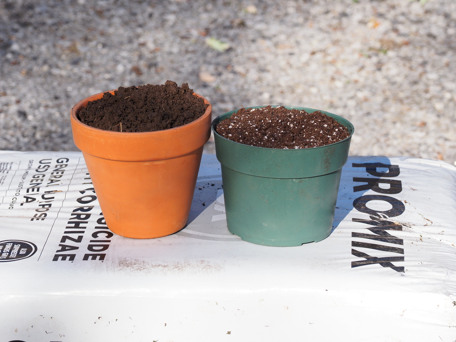 The fragile 6-inch clay pot on the left can cost $4, and while there are good reasons to use them they are difficult to ship. The clay pot and garden soil weigh 4.16 pounds. The plastic pot of the same volume to the right and filled with a peat-lite potting mix weighs only 10.5 ounces. That’s about 600 percent less than the clay pot with soil. Do plants know the difference?  ANDREW MESSINGER