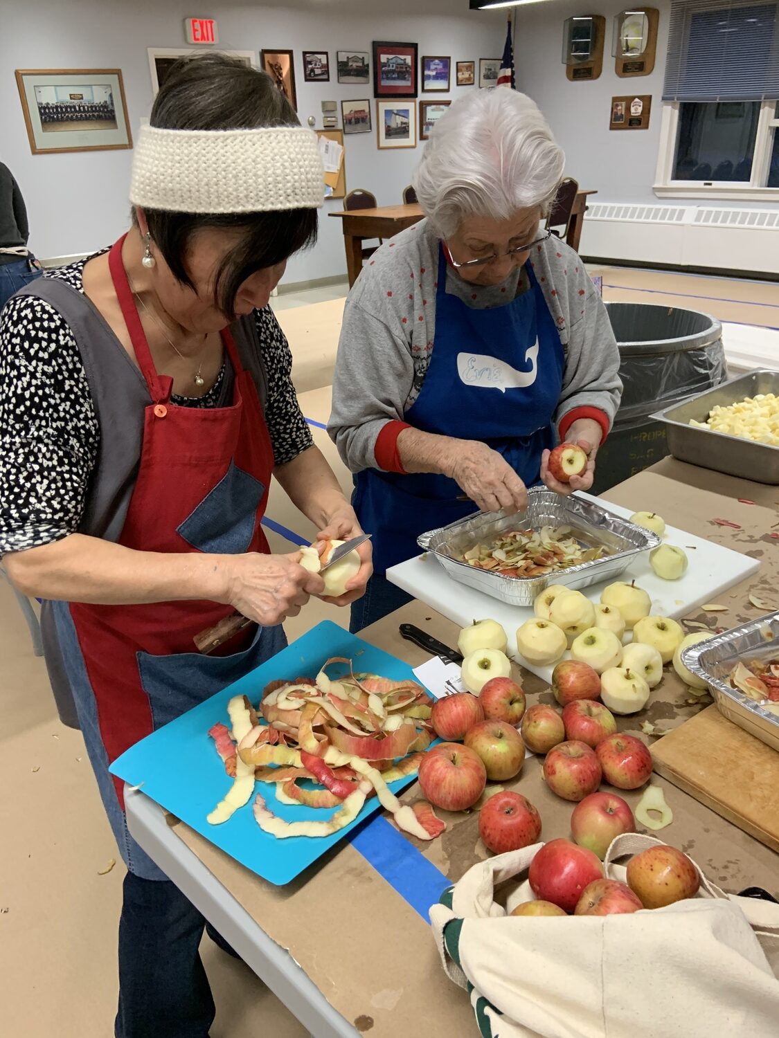 Michi Ikeda, left, and Evelyn Ramunno peel apples the old-fashioned way. STEPHEN J. KOTZ