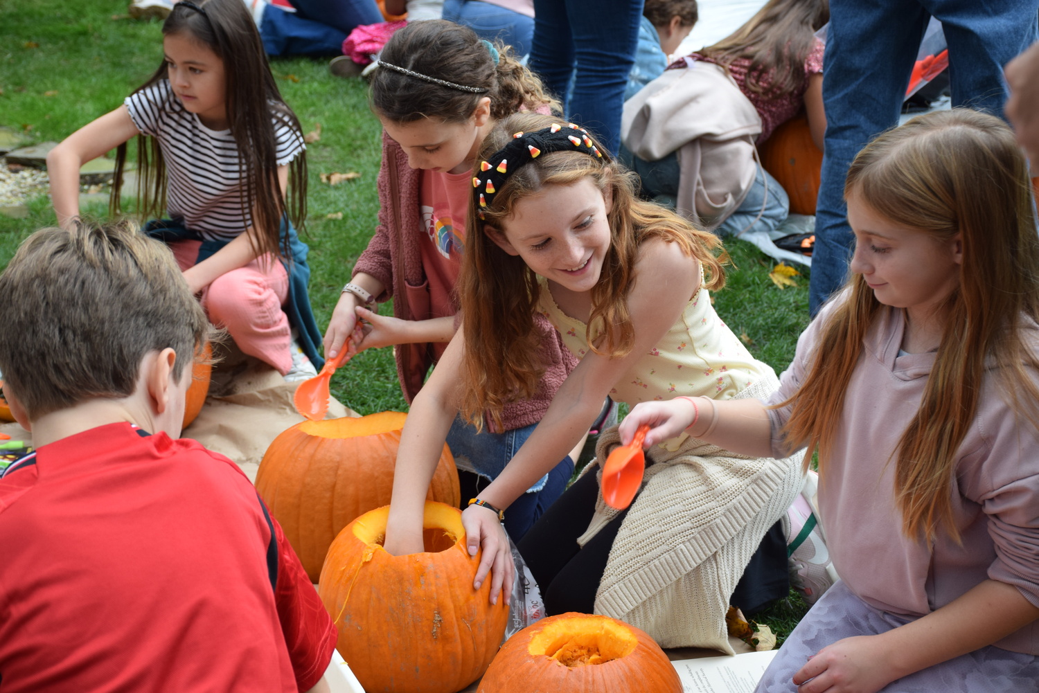 Sag Harbor Elementary School’s fourth grade class recently walked to the Sag Harbor Historical Society for a tour of the Annie Cooper Boyd House and to carve pumpkins
for the annual Halloween light up. Greeted by the Historical Society’s president, Nancy
French, and other board members, the students, alongside class parents, were creative with
their festive pumpkin carving. The pumpkins were lit that very night on the Historical
Society porch for all of Sag Harbor community to see. COURTESY SAG HARBOR SCHOOL DISTRICT