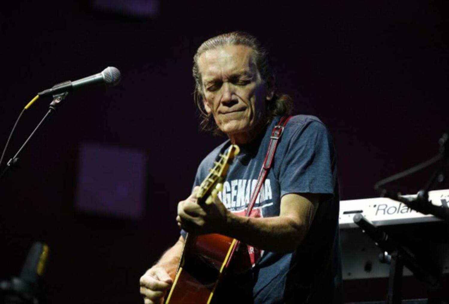 Guitarist G.E. Smith performs at Suffolk Theater on January 26. COURTESY THE SUFFOLK