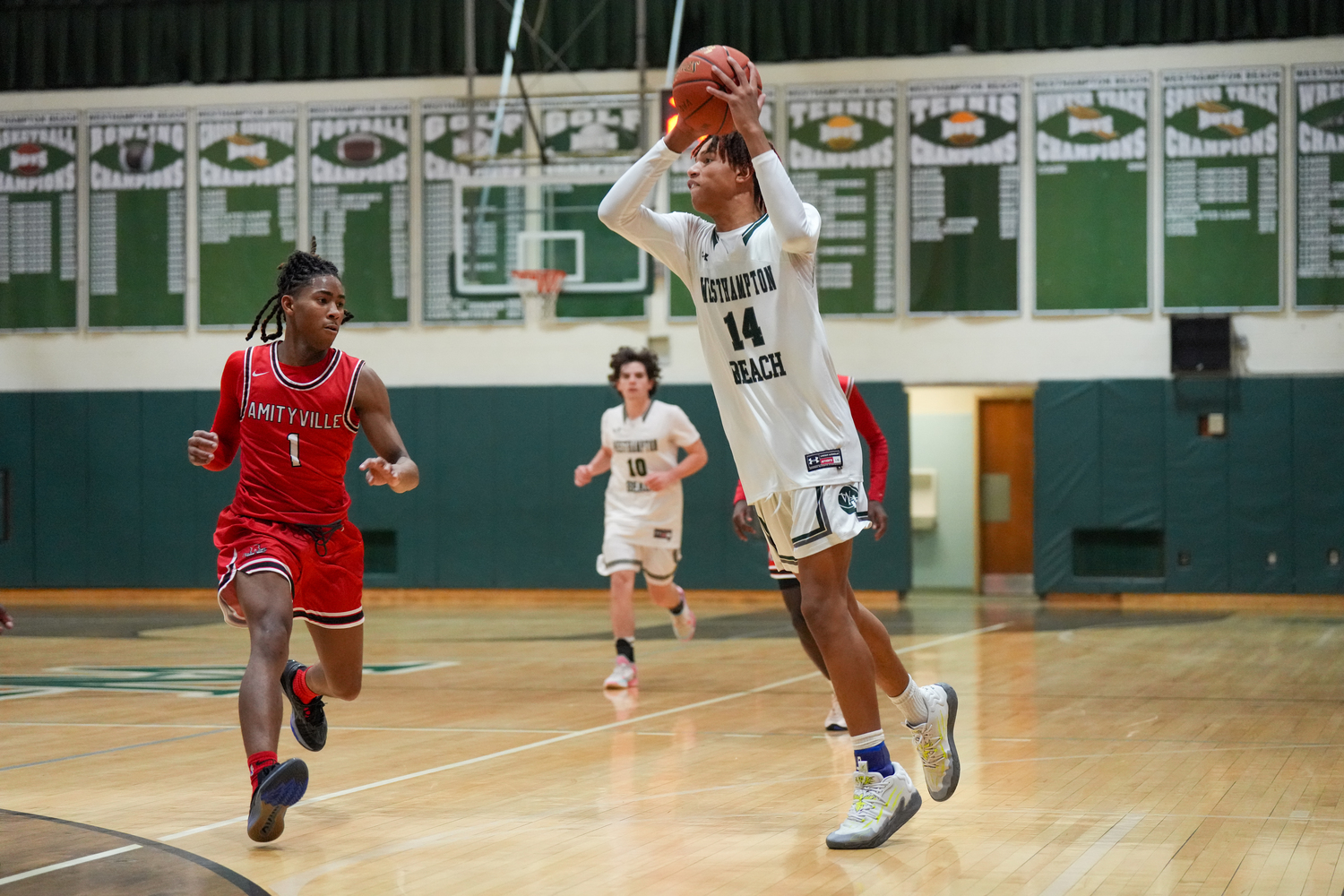 Junior center Jorden Bennett grabs a pass before quickly dishing the ball under the basket. RON ESPOSITO