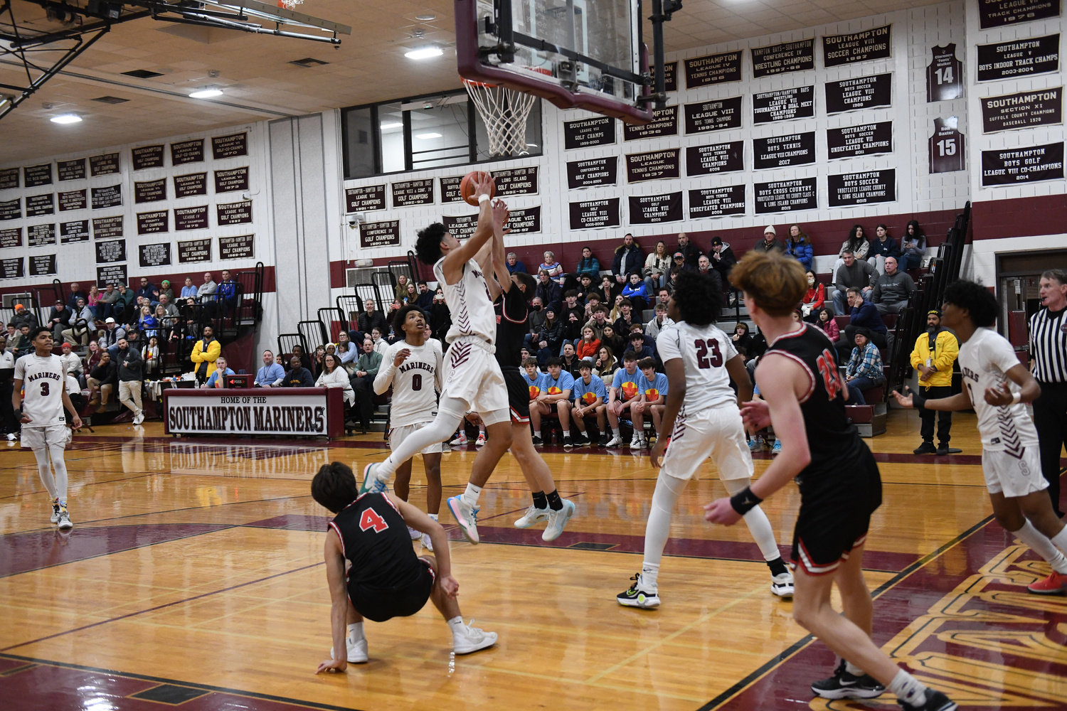 Southampton sophomore Alex Franklin tries to go up and score.   DOUG KUNTZ